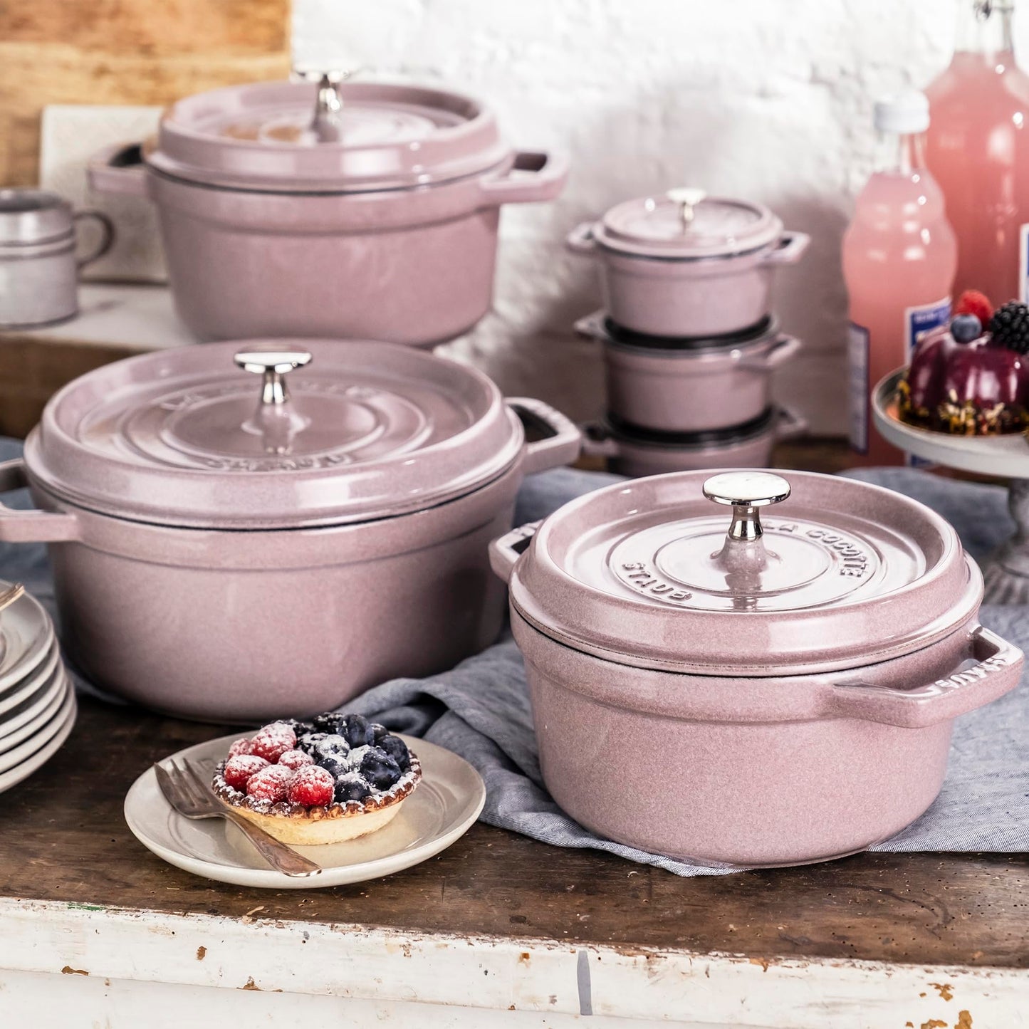 Staub Horno holandés redondo de hierro fundido de 4 cuartos de galón, color lila