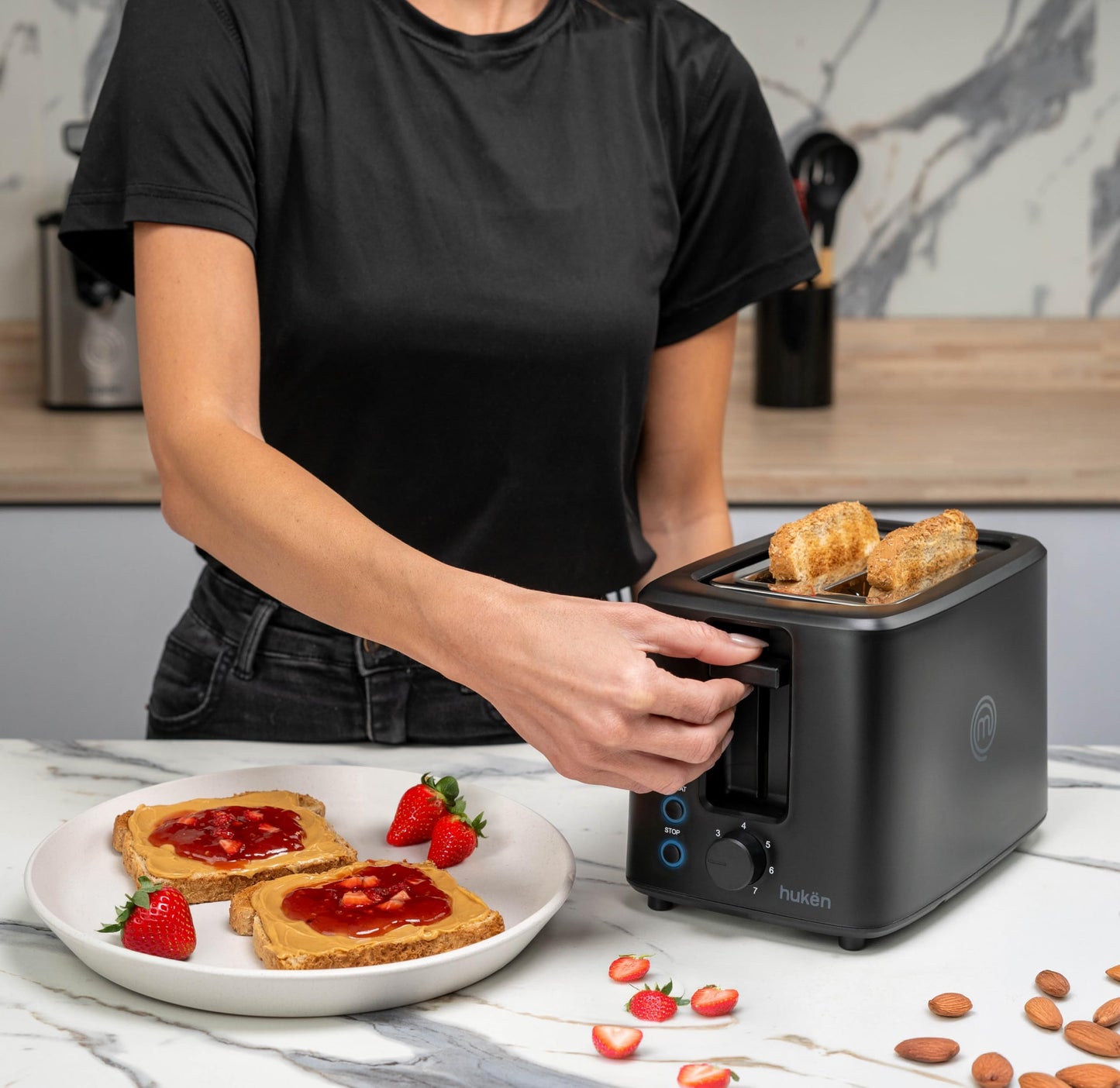 Hukën x MasterChef | Tostador de Pan | Ranura Extra Grande | Para 2 rebanadas | 7 niveles de tostado | 750 W de Potencia| Función Recalentar y Descongelar |