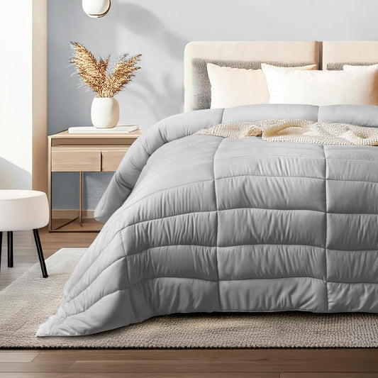 Dreamlab Edredón Acolchado para Toda Estación. Relleno de Microfibras Recubiertas con Gel. Lavado a Máquina. Usar como Edredón o con Funda Duvet. Hipoalergénico. (Gris Claro, King Sobredimensionado)