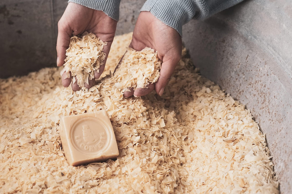 La Corvette | Jabón Orgánico Extra Puro Envuelto en Cubo Hipoalergenico, Hecho 100% de Aceites Vegetales Puros, Sin Parabenos, 200 g.