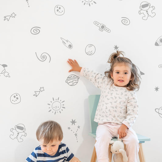 40 pegatinas de vinilo espacial gris para pared de Vieli Arte. Pegatinas adhesivas Galaxy para habitación infantil, decoración de dormitorio de bebé Diseño original de artista. Sol, Luna, Estrellas, Planetas, Astronauta (Gris)