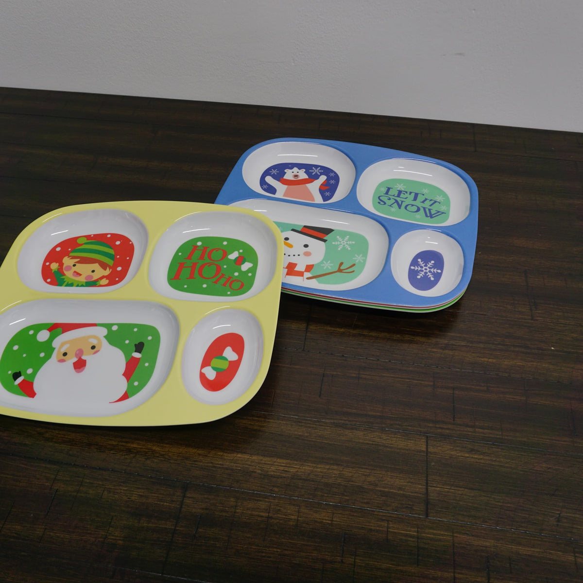 4E's Novelty - Vajilla de Navidad dividida para niños (juego de 4) Platos de cena de plástico de melamina sin BPA seccionales, platos de Navidad para niños pequeños