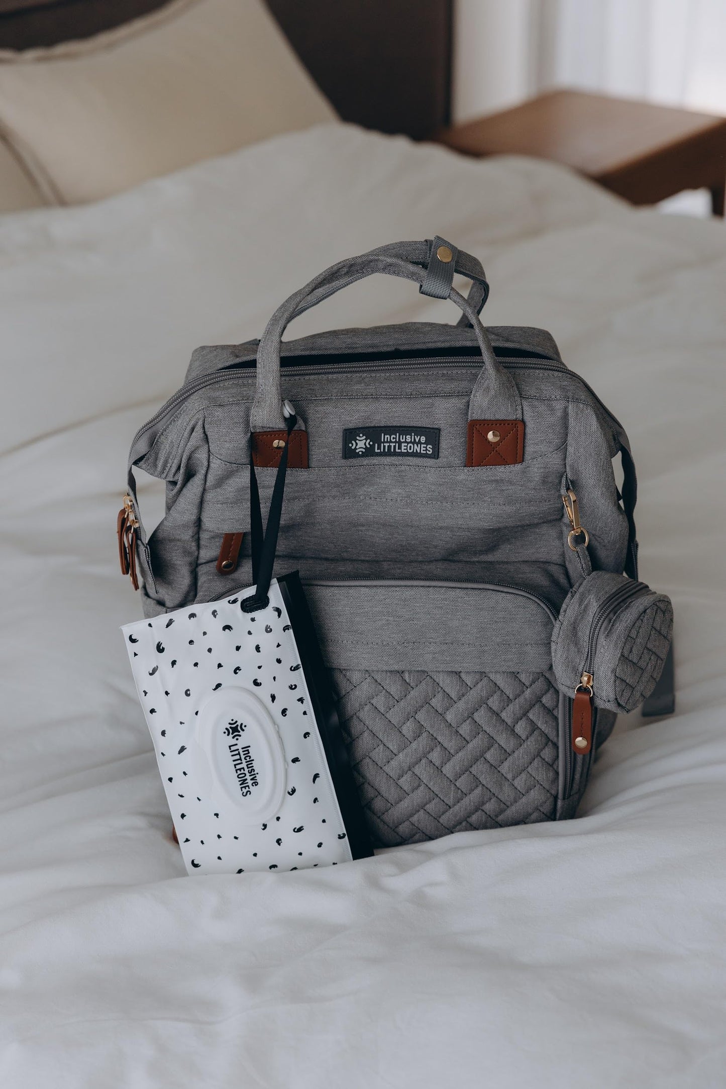 Inclusive LittleOnes - Mochila para pañales para bebé, almohadilla para cambiar, gran capacidad, puerto USB, funda para chupete, mosquitero y bolsa de toallitas | Elegante bolsa de viaje para niños