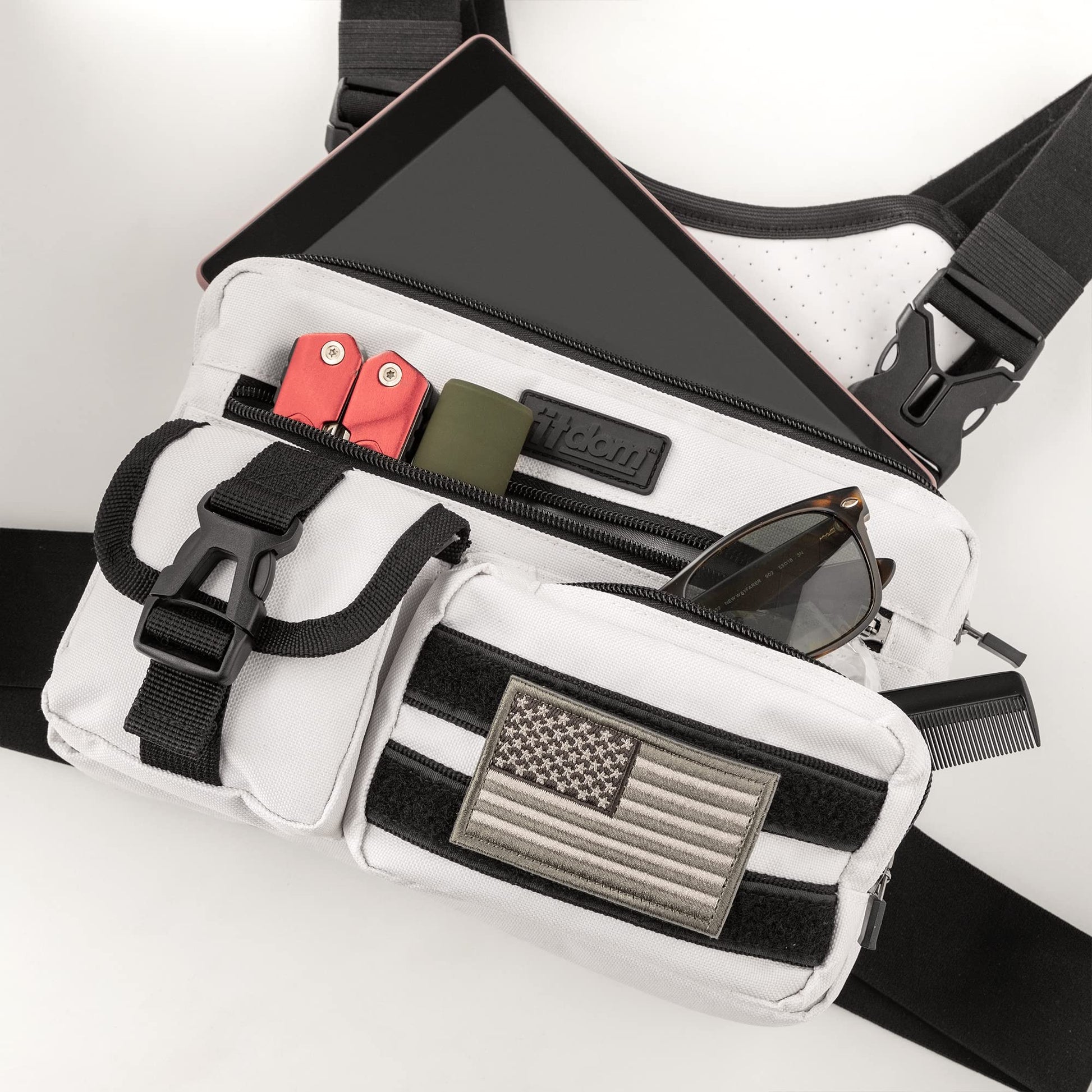Fitdom - Paquete de pecho deportivo inspirado en la táctica. Bolsa de pecho para hombre con soporte para teléfono integrado. Este chaleco EDC Rig Pouch es perfecto para entrenamientos, ciclismo y