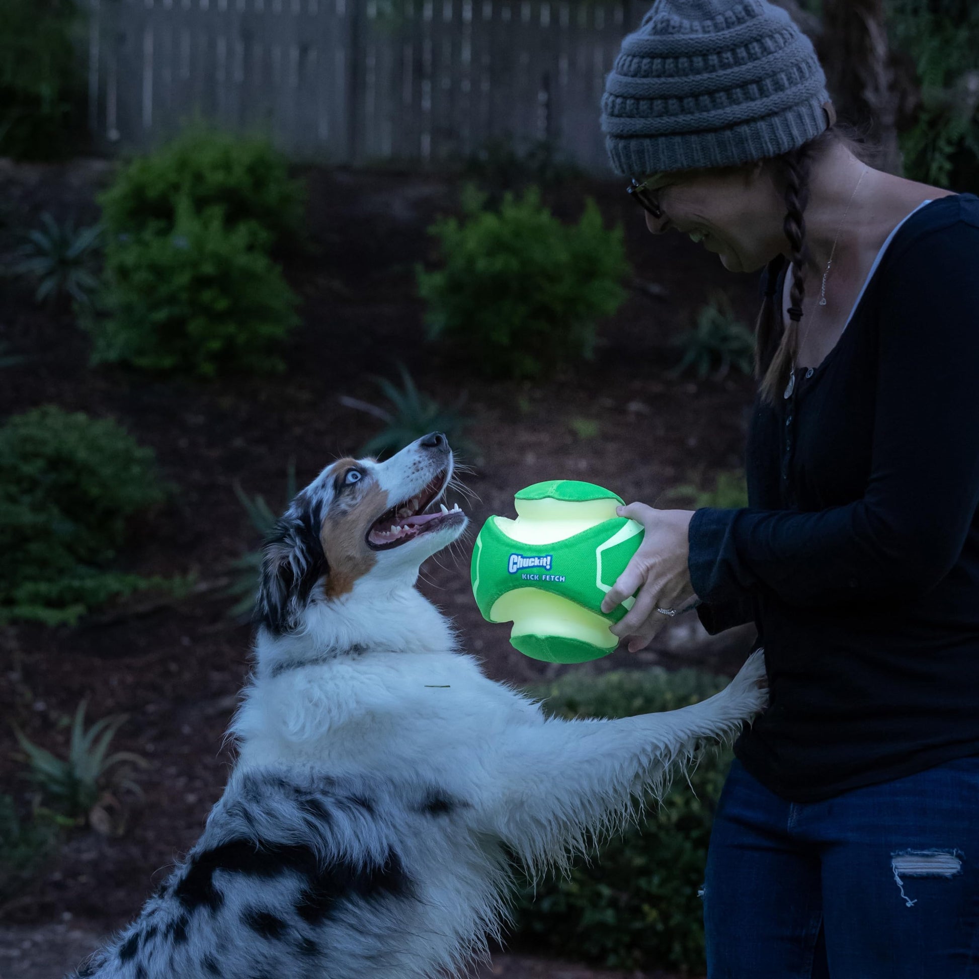 Chuckit! Kick Fetch Pelota de Juguete para Perros, MAX Glow, Large