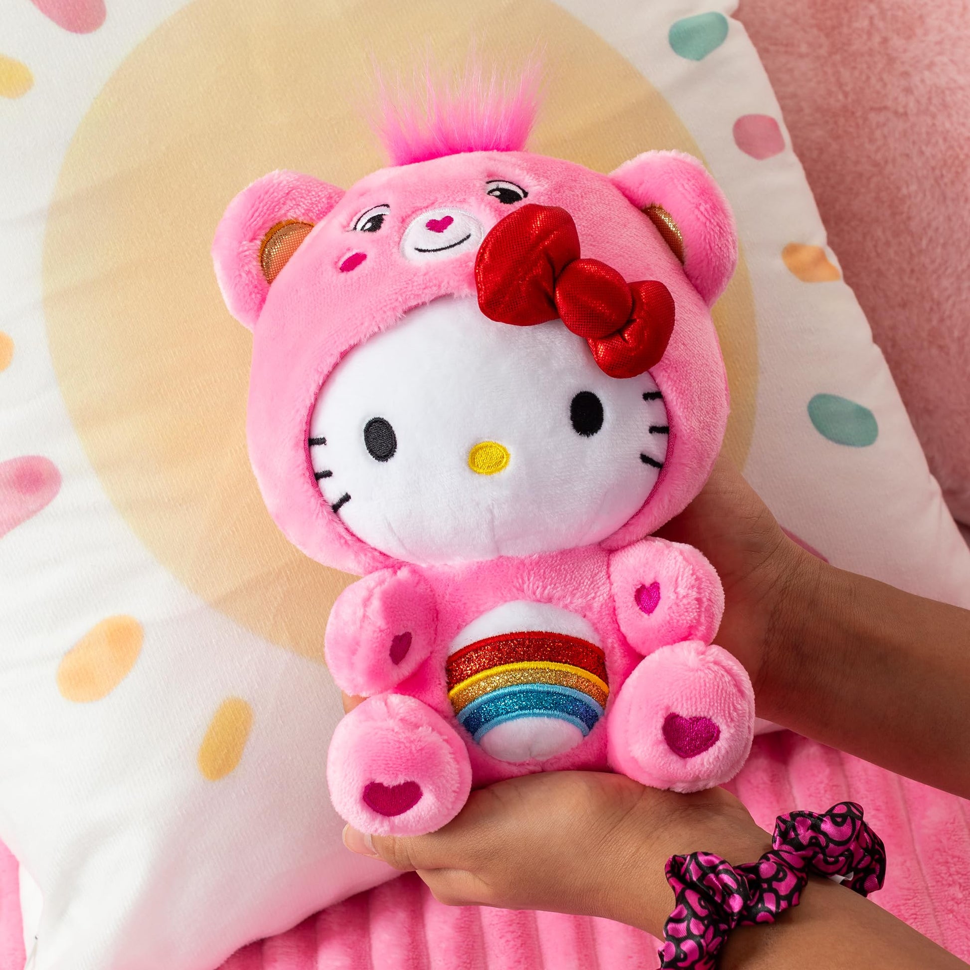 Care Bears - Hello Kitty Vestida como Cheer Bear de 23 cm, Felpa, de tamaño Divertido, Suave y abrazable - Bueno para niñas y niños, empleados, coleccionistas, a Partir de 4 años