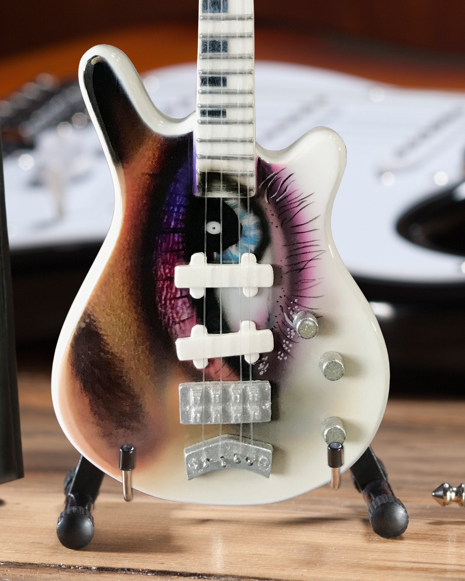 Fan Merch Prince Firma One Eye Bass Guitarra en Miniatura réplica.