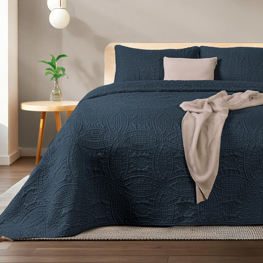 Dreamlab Colcha Ligera con 2 Fundas de Almohada, Capitonado, Ultra Suave. Hipoalergénico. Edrecolcha para Cama. Edredón para Verano y Todas Las Estaciones. (King Size 275x240 cm,Moneda,Azul Noche)