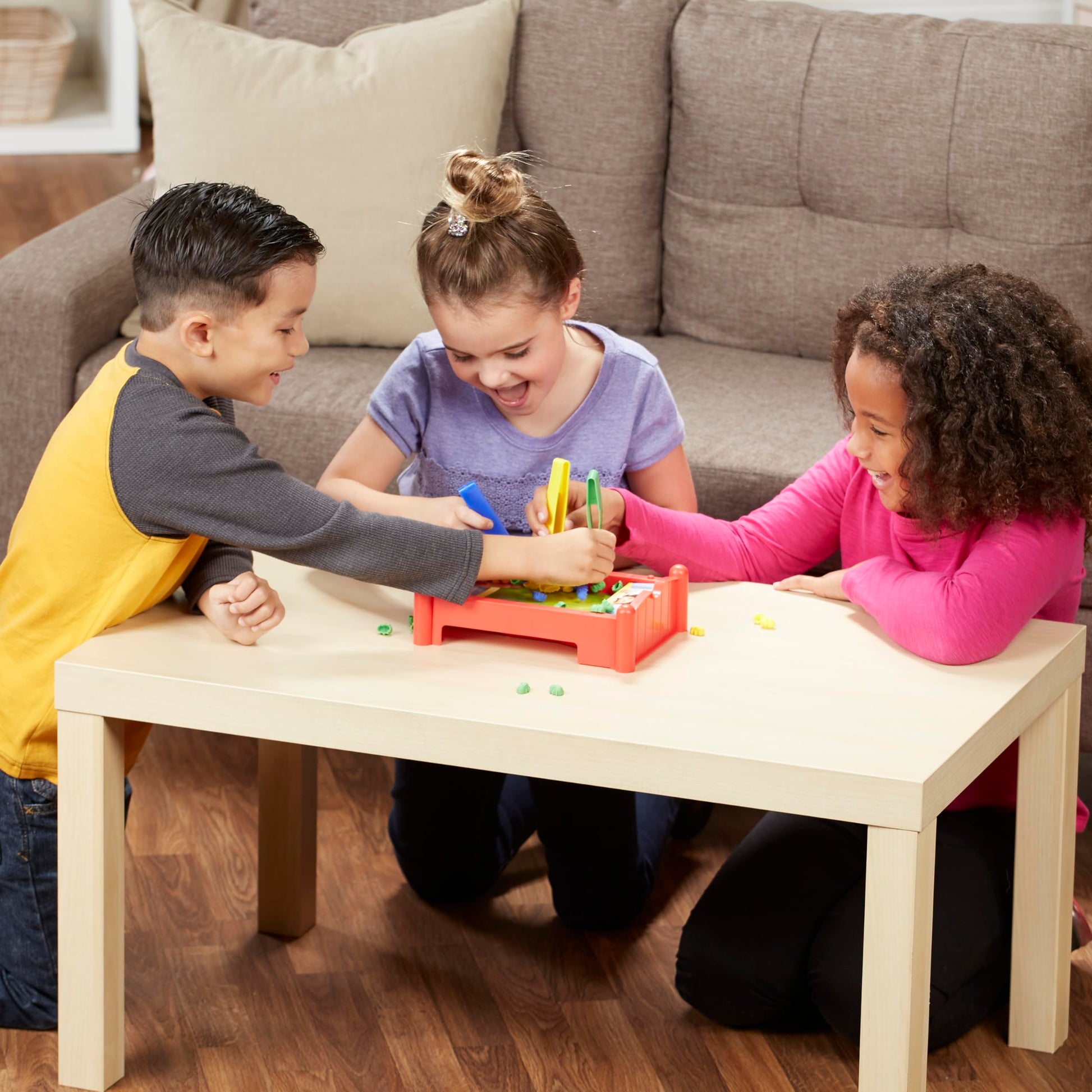 Hasbro Gaming Pulgas Locas - Juego de Mesa con 1 Tablero, 36 Piezas de Colores y 3 Pinzas para 2 o 3 Jugadores a Partir de 4 años