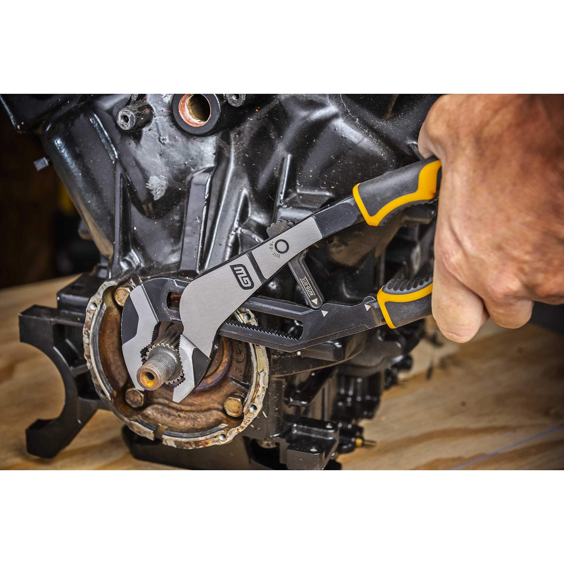 GEARWRENCH 82593C - Alicates de doble material de 30,5 cm Pitbull con lengüeta y ranura