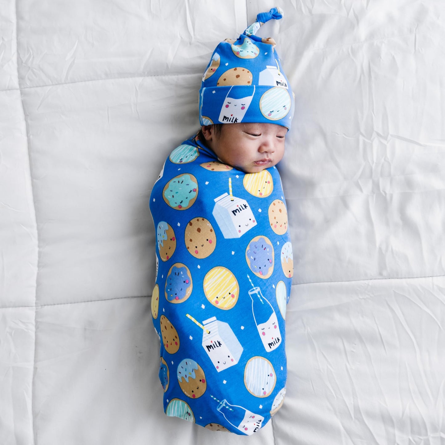 Little Sleepies - Juego de manta para envolver y sombrero, para bebés recién nacidos, viscosa suave de bambú (galletas azules y leche)