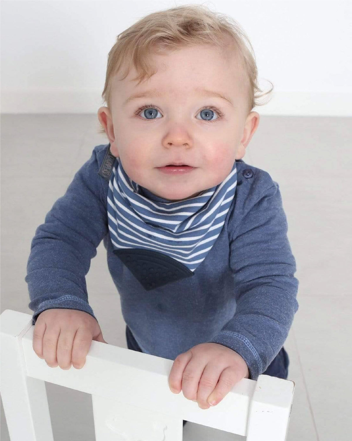 Babero para dentición Chewy original: babero reversible superabsorbente para dentición de bebés. Cheeky Chompers mordedores de silicona de grado alimenticio sin BPA | Preppy Stripes Neckerchew