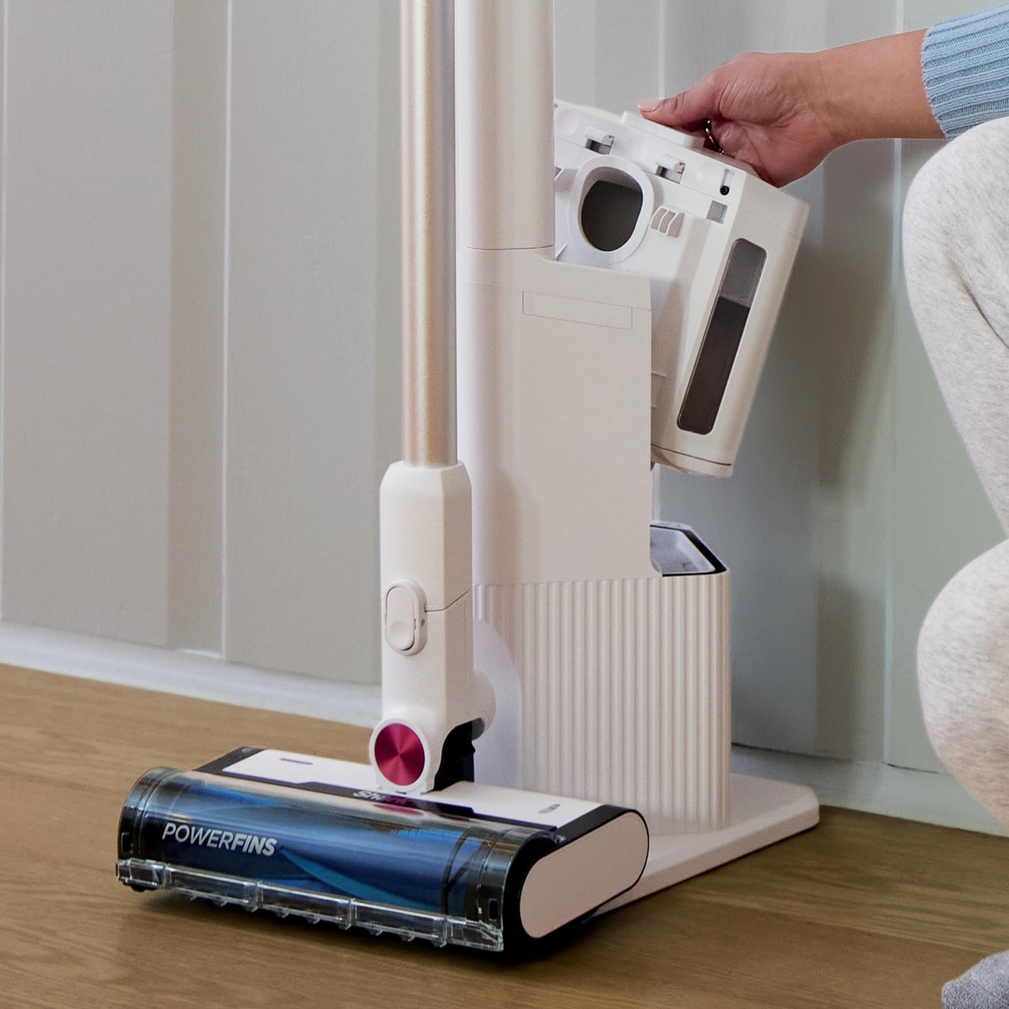 Aspiradora Vertical Shark Blanco con Sistema de Vaciado Automático y Filtro HEPA Autolimpiable