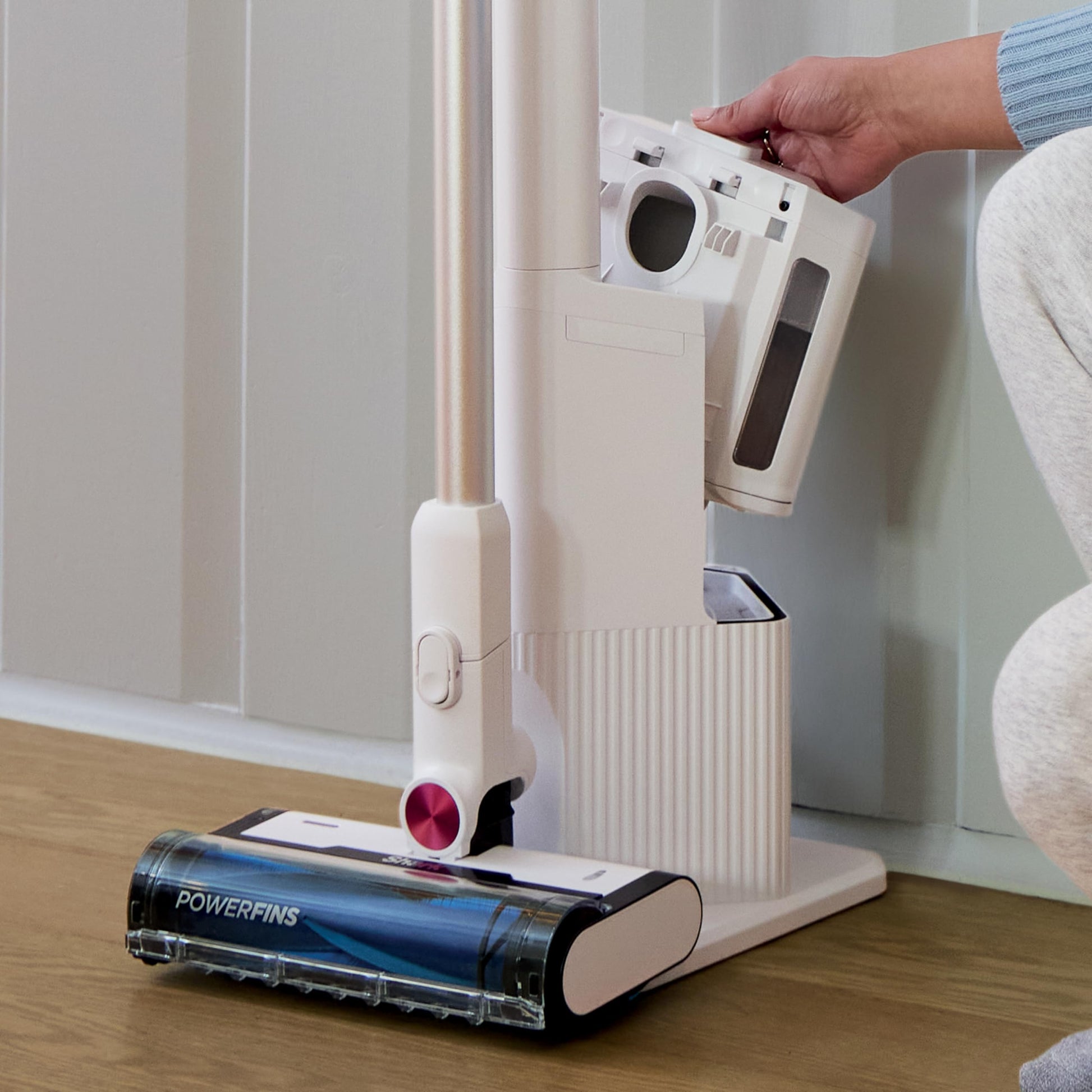 Aspiradora Vertical Shark Blanco con Sistema de Vaciado Automático y Filtro HEPA Autolimpiable
