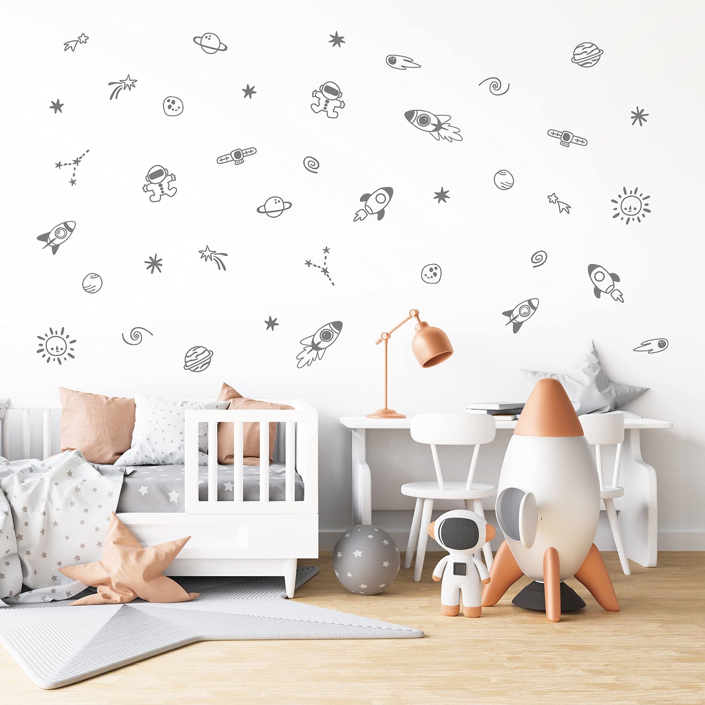 40 pegatinas de vinilo espacial gris para pared de Vieli Arte. Pegatinas adhesivas Galaxy para habitación infantil, decoración de dormitorio de bebé Diseño original de artista. Sol, Luna, Estrellas, Planetas, Astronauta (Gris)