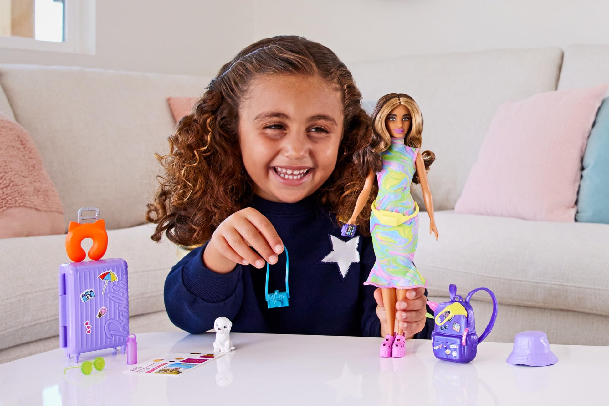 Barbie It Takes Two Doll & Accessories, Juego temático de Viaje con Cachorro, veliz de Trabajo, Hoja de Pegatinas y más de 10 Piezas