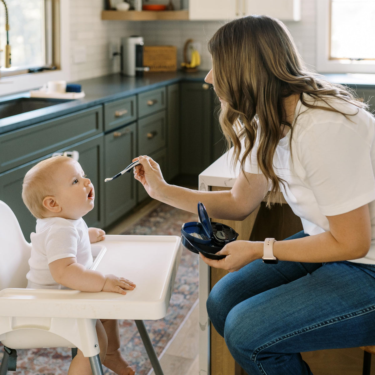 Dr. Brown's - Juego de iniciación de alimentación para niños pequeños, paquete de viaje con taza de entrenamiento Cheers360 sin boquilla con asas, 6 m+, 4 piezas