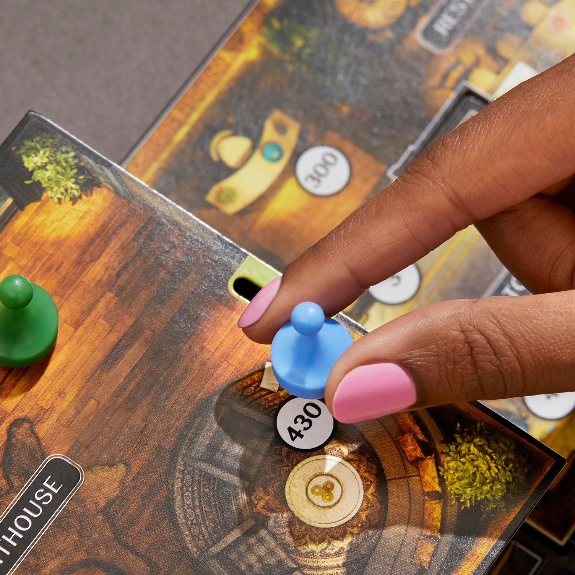 Hasbro Gaming Clue Escape: The Midnight Hotel Juego de Mesa, Clue Escape Room Game, 1 Vez Resolver Misterio, Juegos Familiares para Mayores de 10 años, 1 a 6 Jugadores, 90 Minutos Promedio.