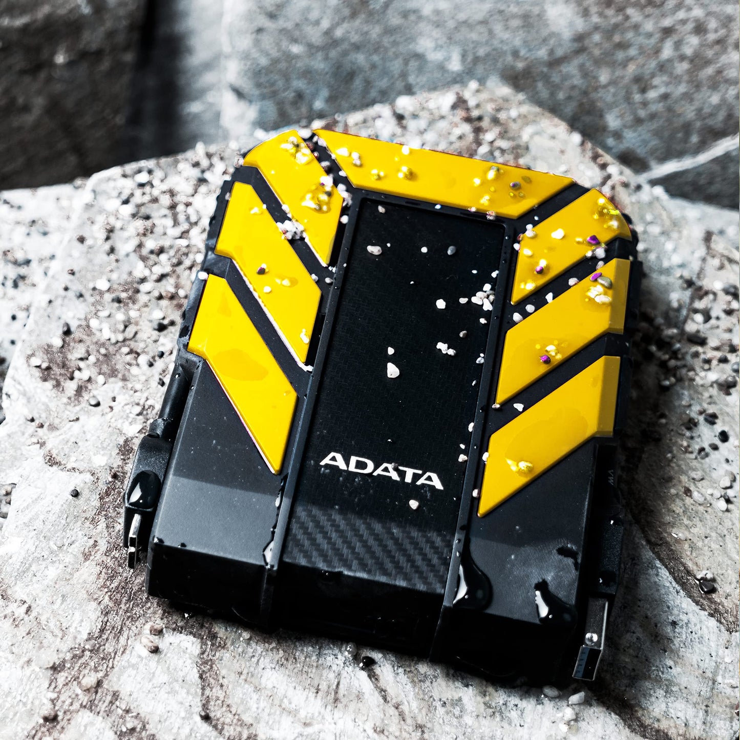 Disco Duro Externo ADATA Amarillo Resistente a Golpes, Agua y Polvo 2 TB Grado Militar
