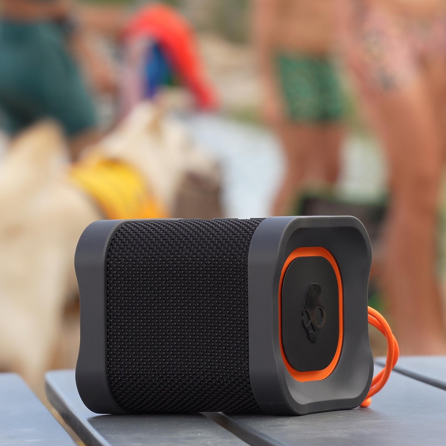 Skullcandy Terrain Mini Altavoz inalámbrico Bluetooth – Altavoz portátil Impermeable IPX7 con radiadores pasivos Personalizados duales, batería de 14 Horas, muñequera de Nailon y estéreo inalámbrico