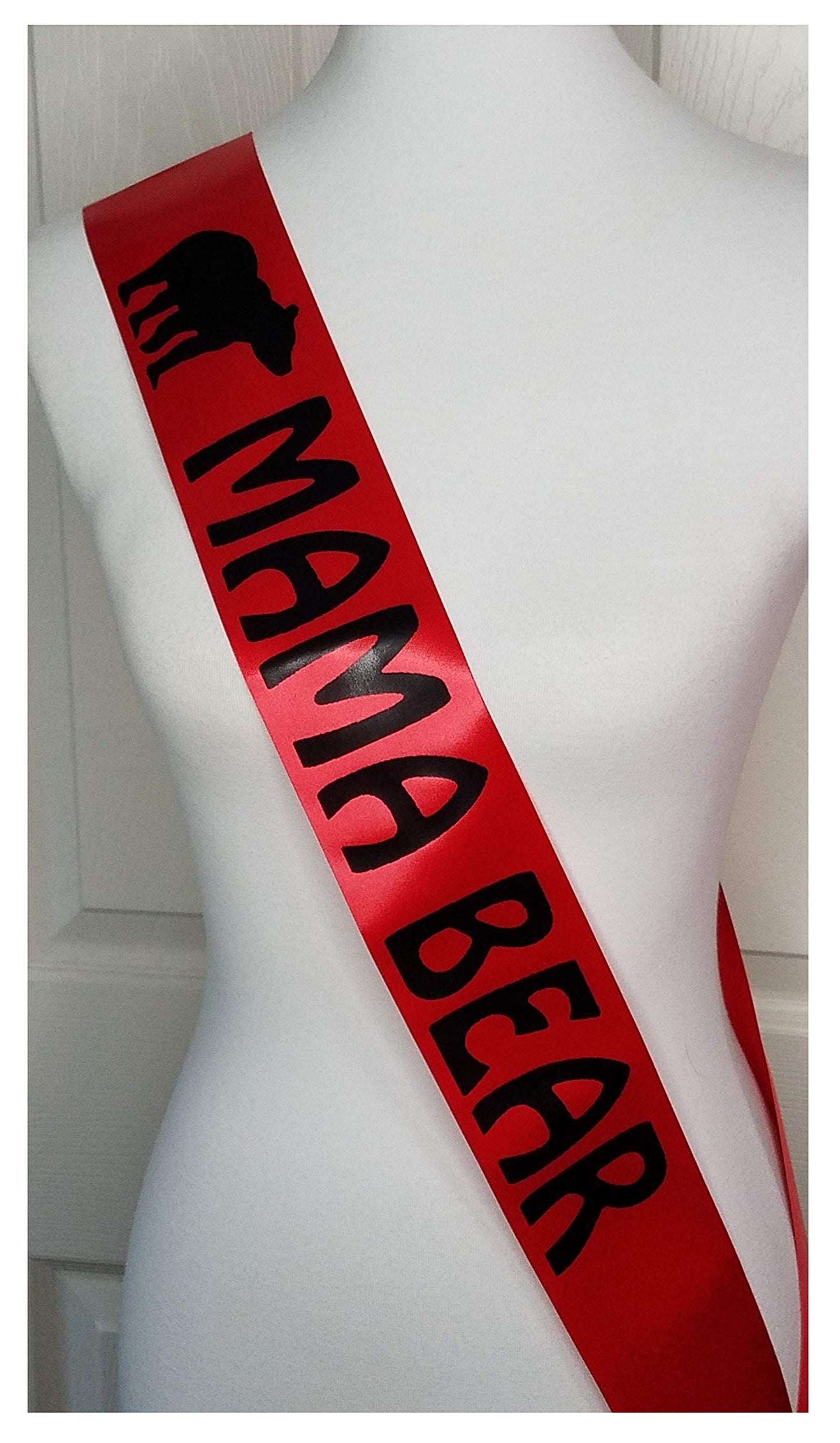 Mama Bear - Banda para baby shower para mamá en rojo y negro con pin plateado para cierre ajustable