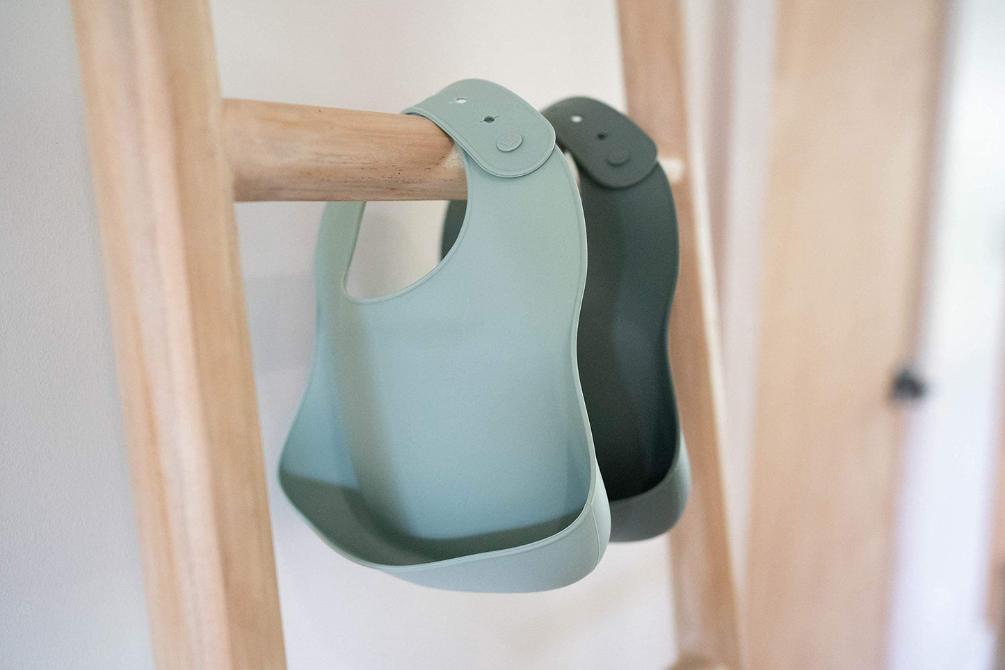 AVA + OLIVER - Juego de baberos de silicona impermeable con cuello ajustable, baberos de silicona duraderos para bebés y niños pequeños - Babero profundo con bolsillo para recoger alimentos sin