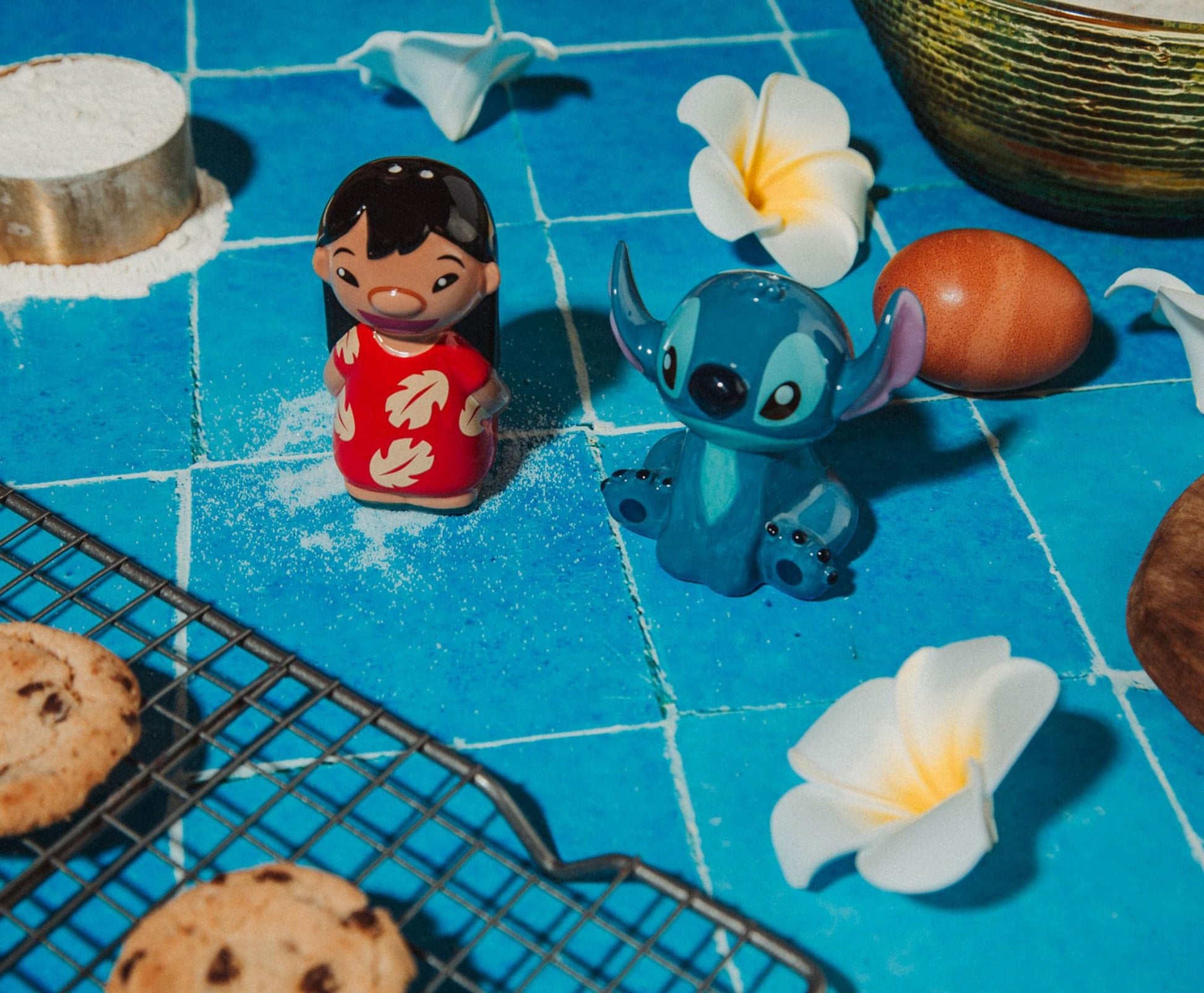 Disney Lilo & Stitch - Salero y pimentero de cerámica, juego de 2 recipientes de almacenamiento, dispensadores de especias