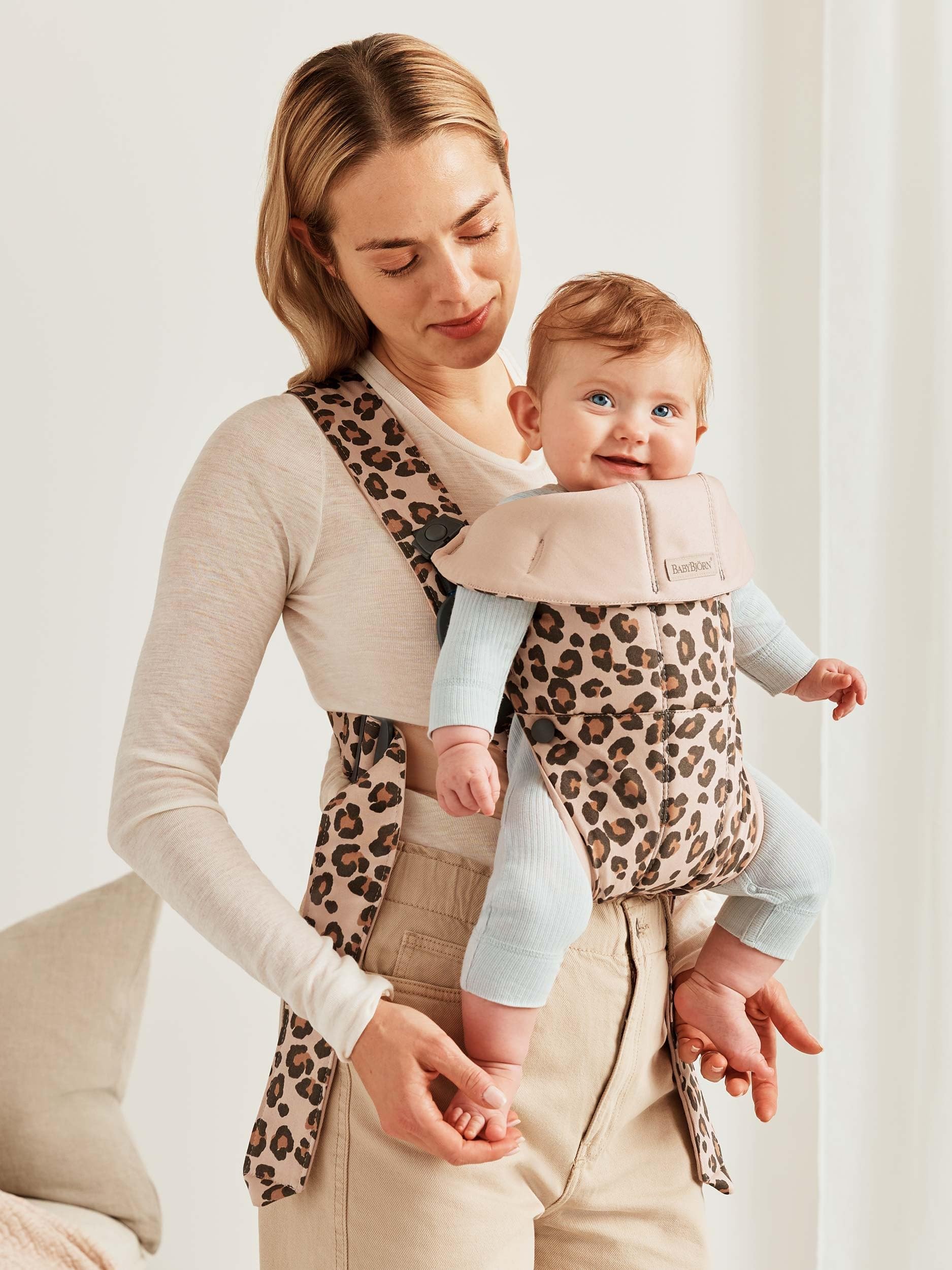 BabyBjörn - Portabebés Mini, algodón, beige/leopardo, 1 unidad (paquete de 1)
