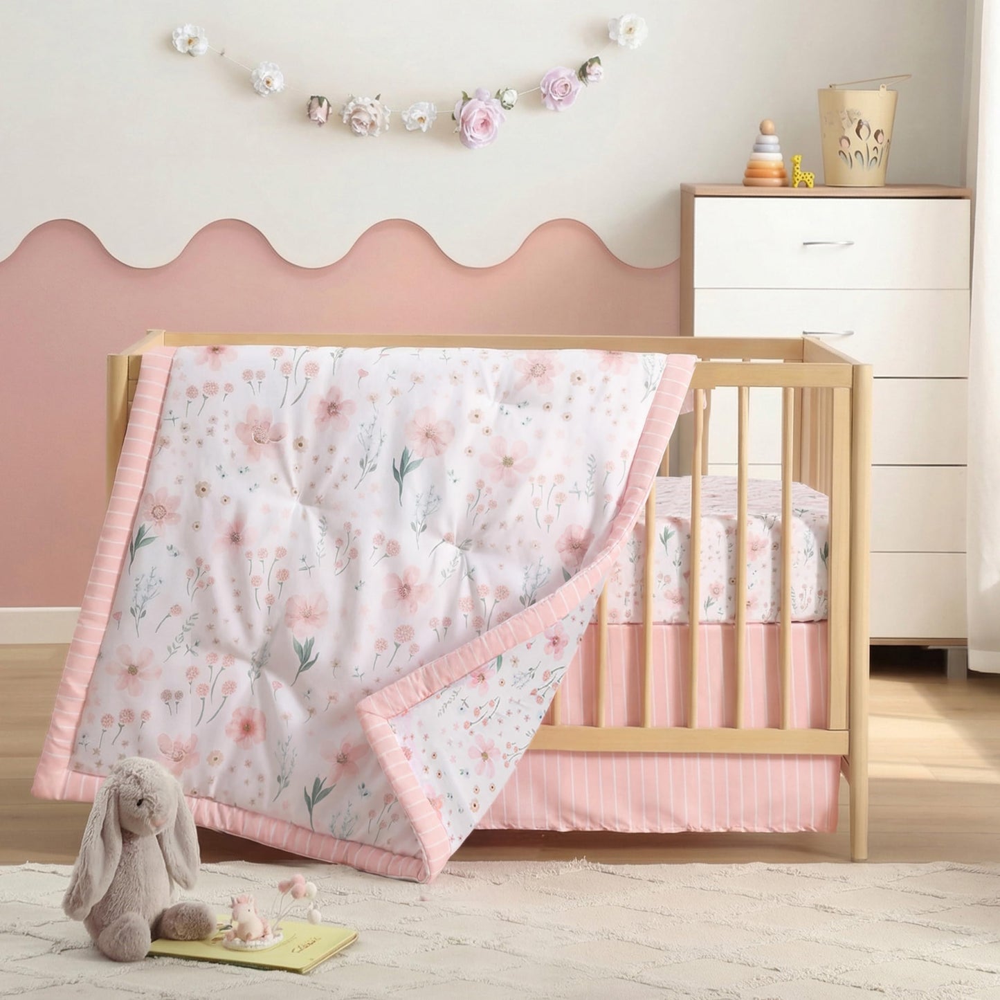 El juego de ropa de cuna de 3 piezas para niñas de The Hōmistry - Edredón reversible, sábana ajustada, faldón para la cuna - Juego de ropa de cuna de microfibra suave, transpirable y duradera - Tema