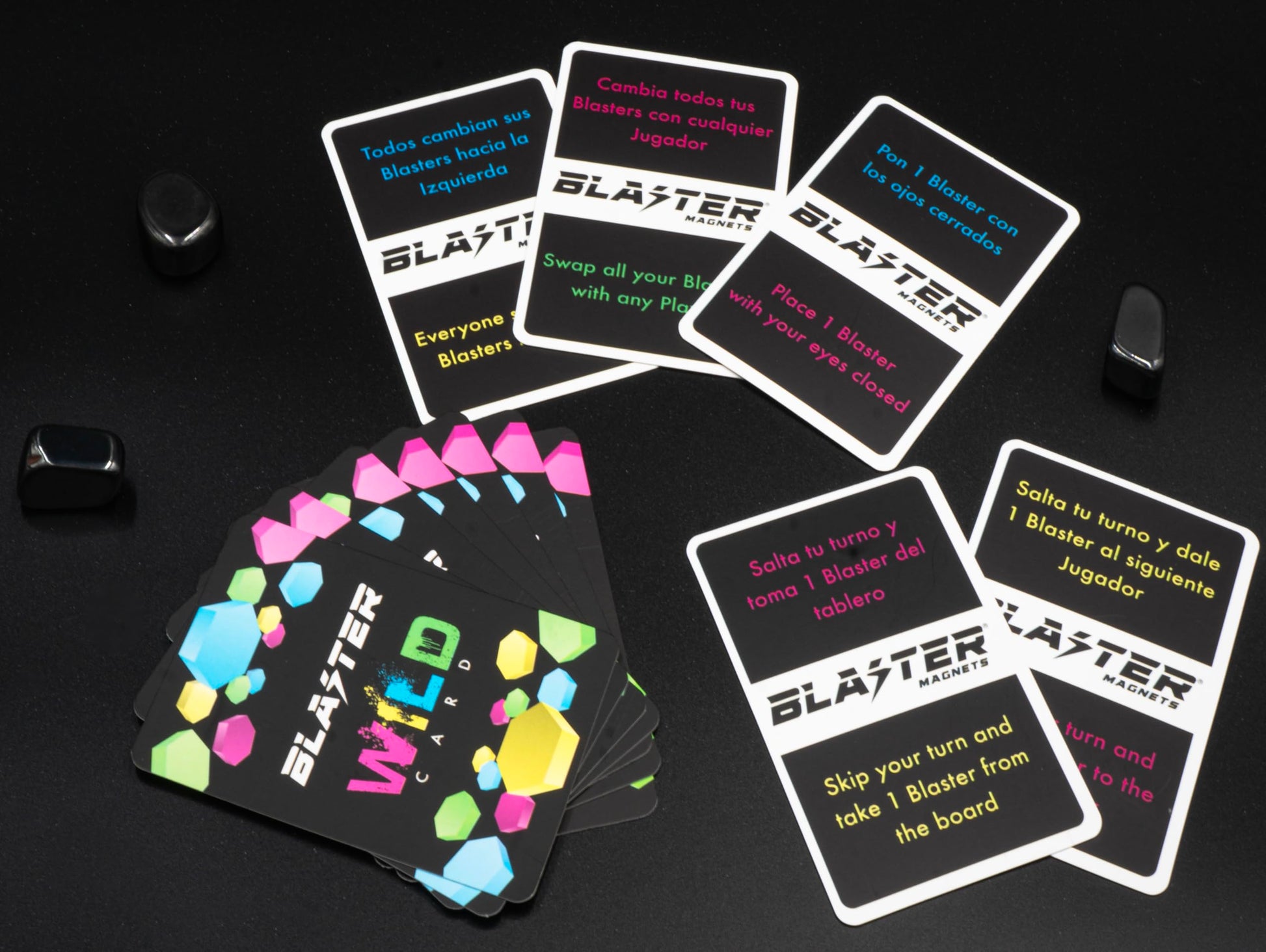 Blaster Magnets Juego de Mesa Original Juego de Imanes Que te atrapará! Ajedrez magnético, 32 Piedras magnéticas! Tablero de Colores,12 Cartas, 2 a 8 Jugadores, Fiestas, Familiar, Estrategia.