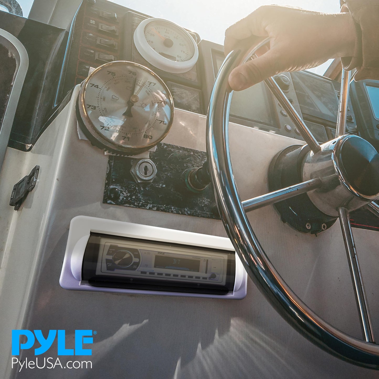 Pyle Protector de Radio Resistente al Agua, con Ventana Abatible. Incluye Set de Montaje. Blanco
