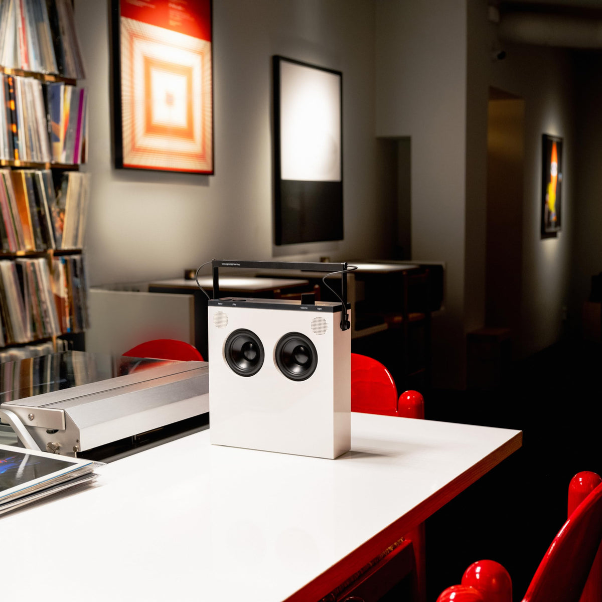 Altavoz Portátil Teenage Engineering Blanco Brillante con Radio FM y Batería de 72 Horas