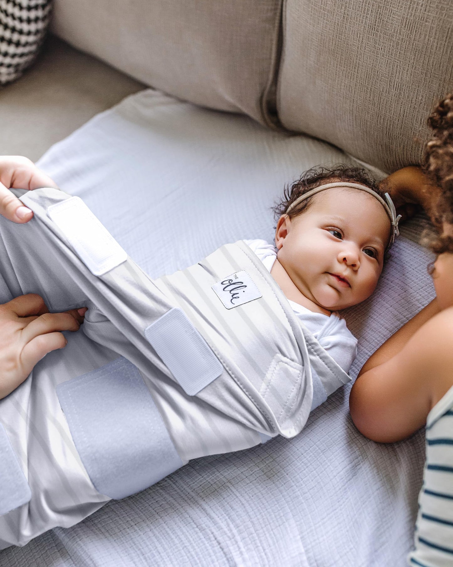 The Ollie Swaddle – Manta ajustable para envolver bebés recién nacidos | Aprobada por pediatras para un sueño seguro | Cierre fácil | Brazos libres | Ligera, lavable a máquina | Fácil acceso para el