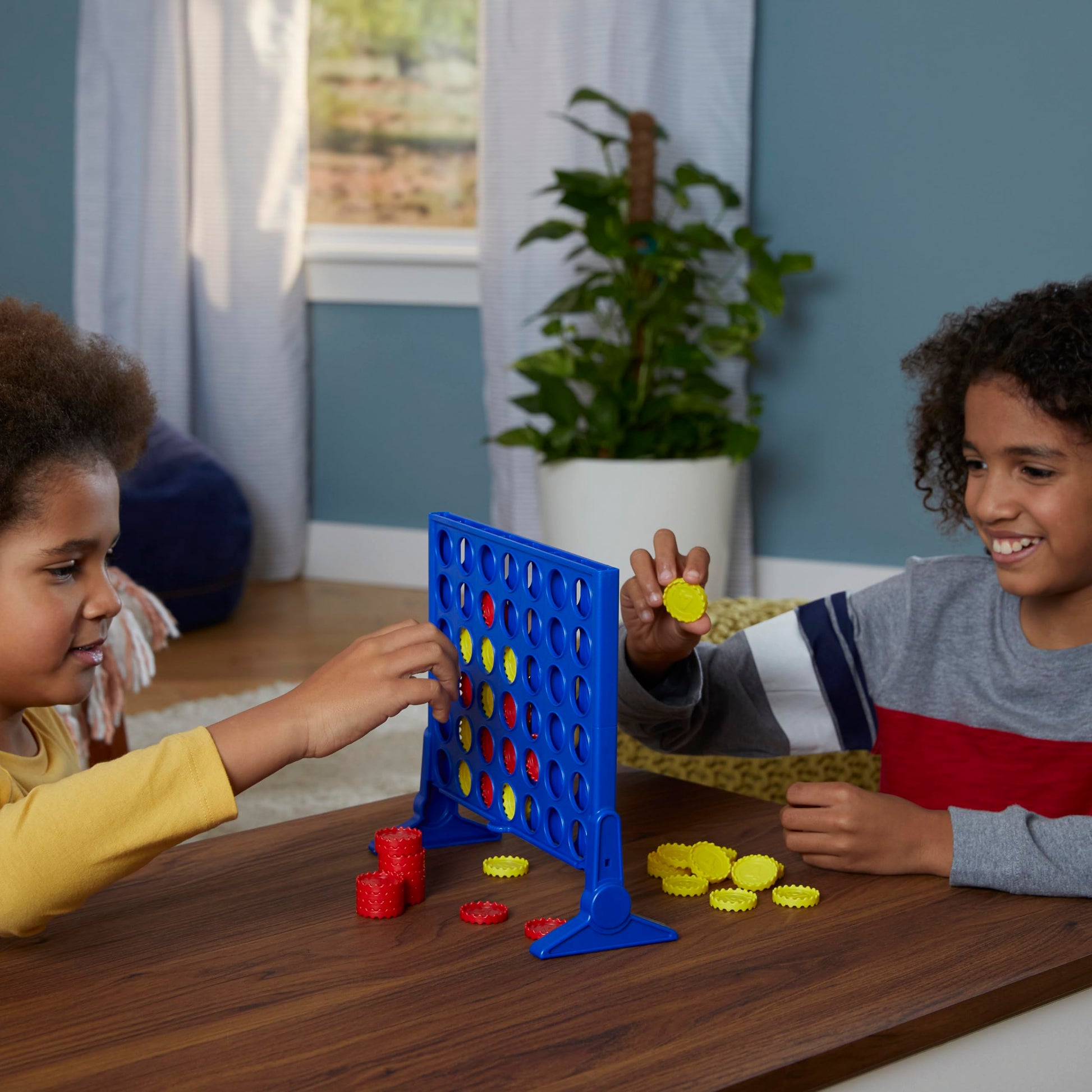 Hasbro Gaming, Connect 4 Clásico, Juego de Mesa, Incluye 1 Tablero,1 Rejilla y 42 Fichas e Instrucciones para Niños y Niñas de 6+ Años para 2 Jugadores