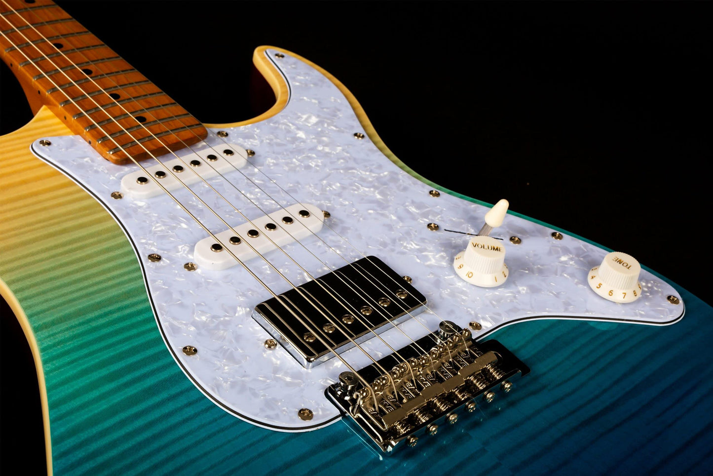 Jet Guitars JS450 TBL Strat Guitarra, pastillas HSS Alnico, cuerpo de tilo sólido con tapa de arce llama, cuello de arce tostado de 22 trastes, afinadores de bloqueo, trémolo de 2 puntos