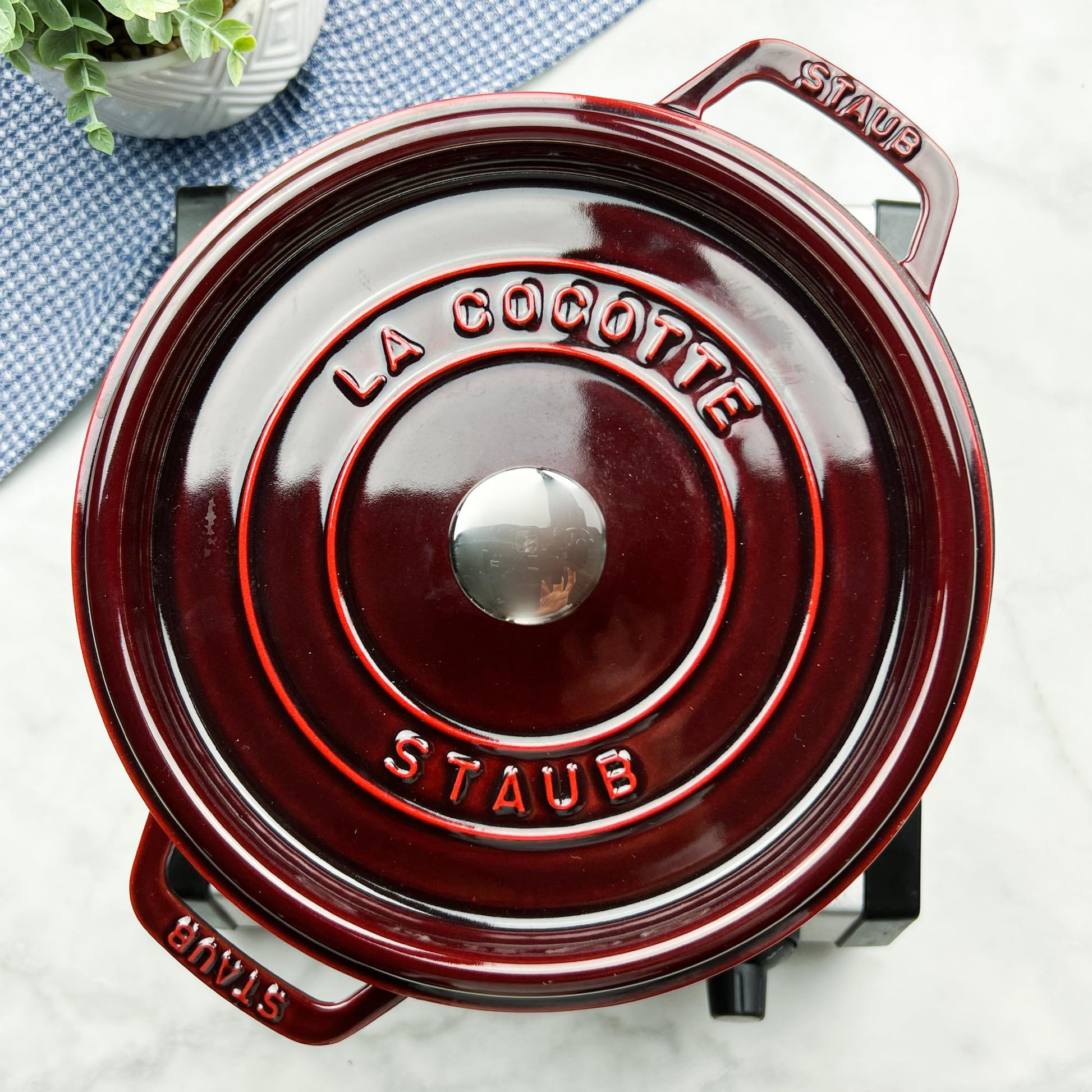 Staub 4-quart redondo Cocotte, Granadina, 3.78 litros, 1