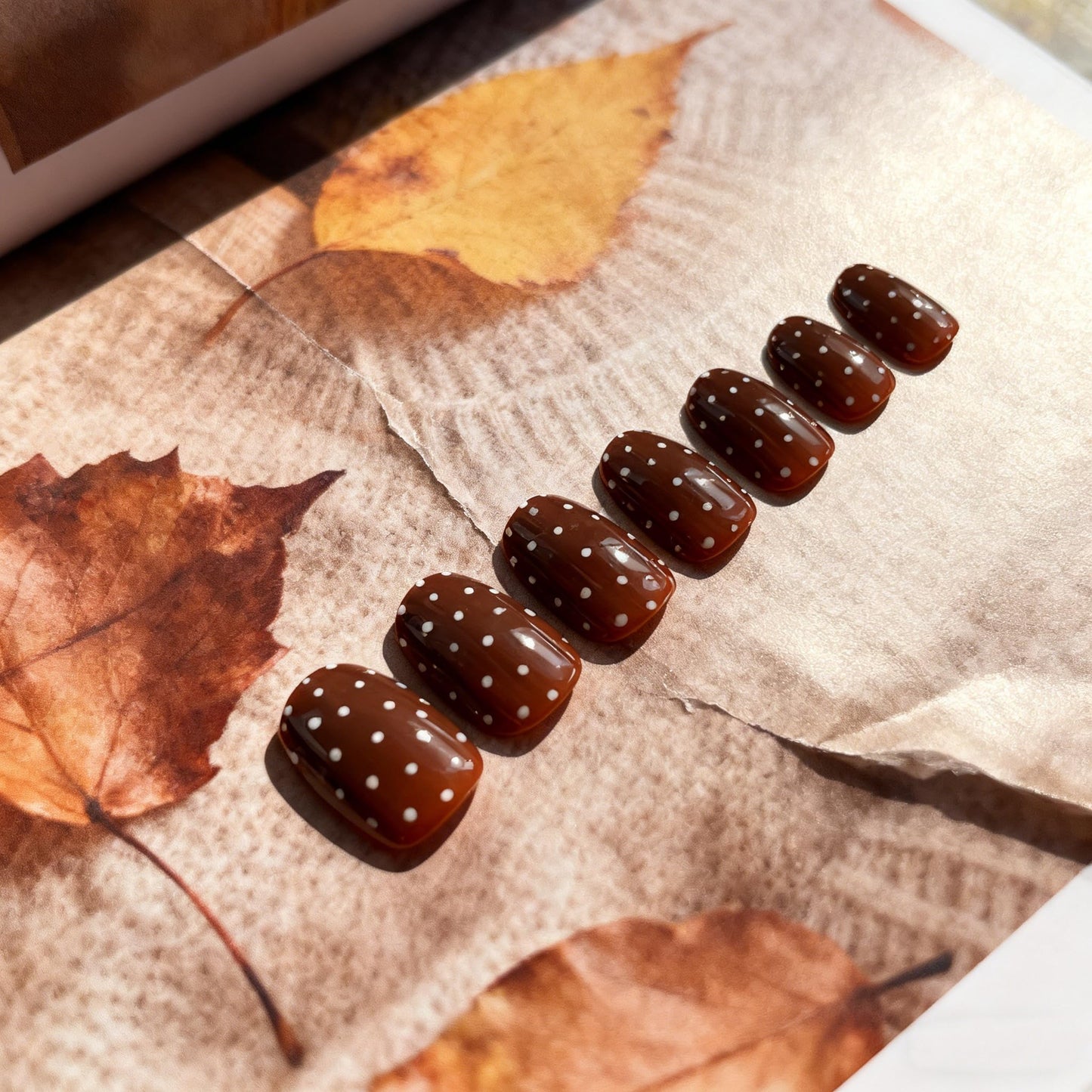 SXVME Uñas postizas cortas de lunares, uñas postizas ovaladas en marrón oscuro, uñas postizas con diseños, lindas uñas postizas de lunares almendra, uñas postizas reutilizables de gel suave brillante