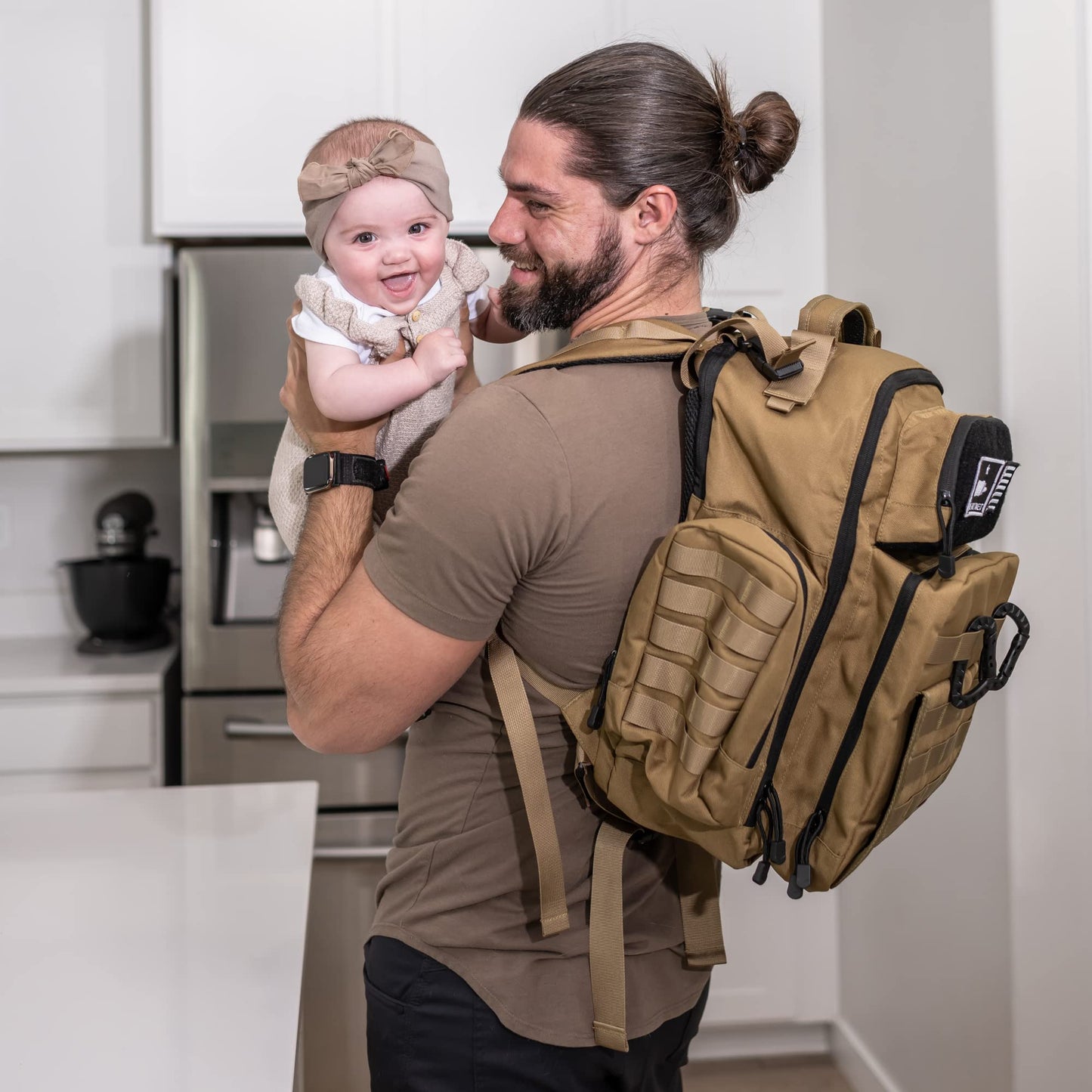 Bolder Babies Bolsa de pañales Tan Dad, estilo Molle, poliéster resistente al agua 900D con correas extra largas más anchas,dispensador de toallitas de bebé y bolsillos aislados Beige Bronceado