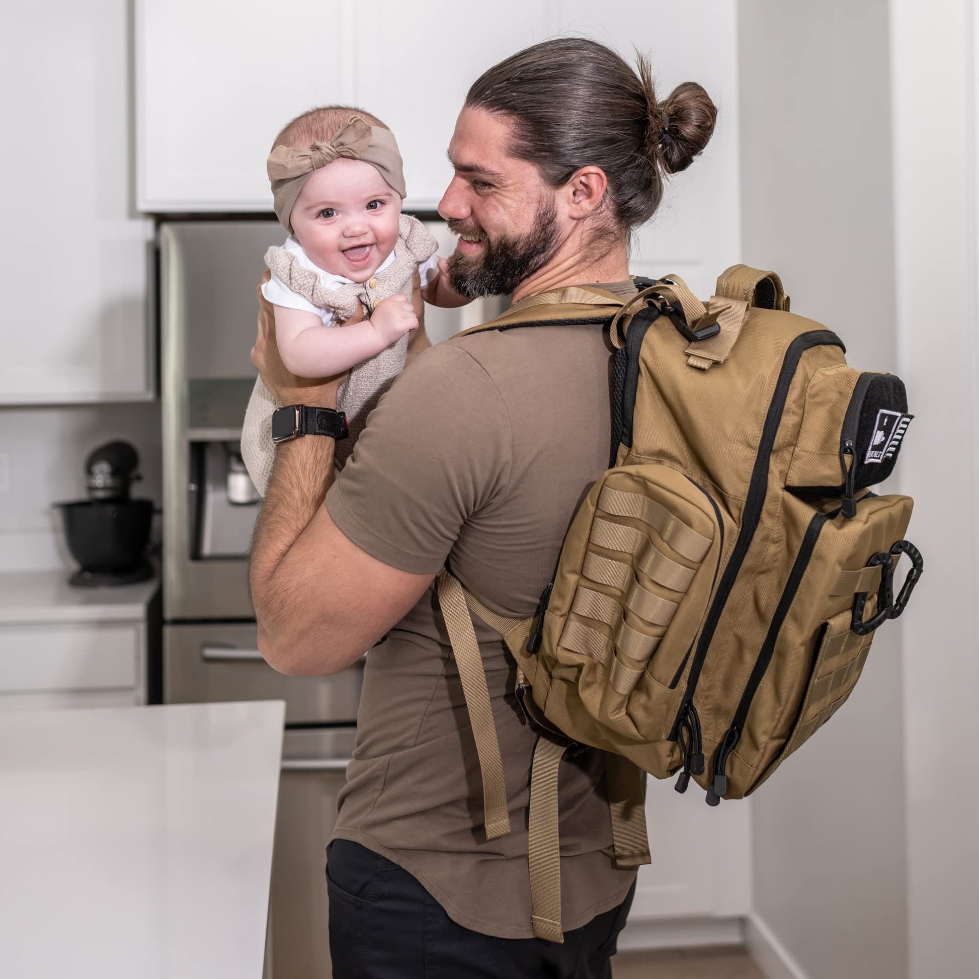 Bolder Babies Bolsa de pañales Tan Dad, estilo Molle, poliéster resistente al agua 900D con correas extra largas más anchas,dispensador de toallitas de bebé y bolsillos aislados Beige Bronceado