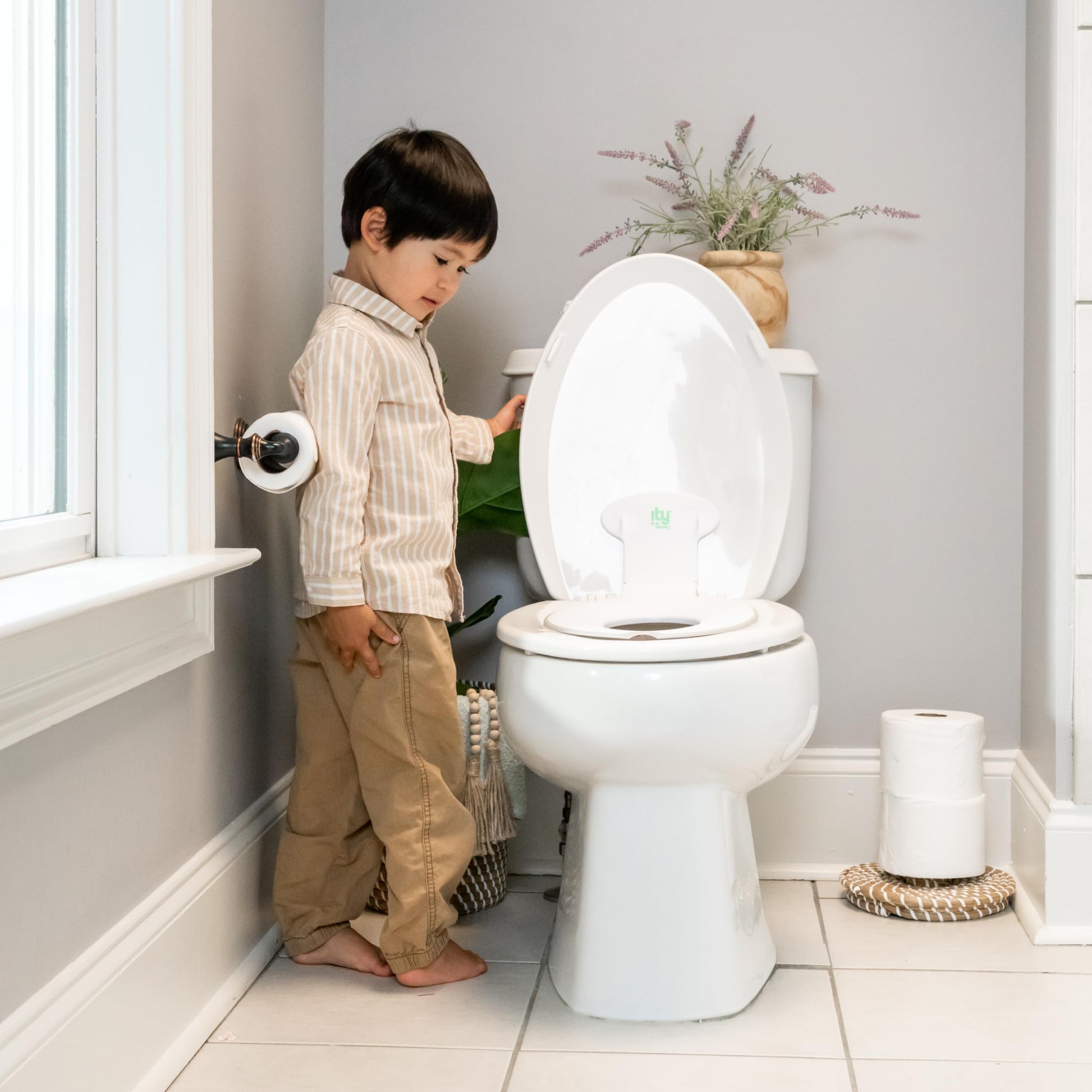 Ingenuity: ity by Ingenuity - Asiento para ir al baño, 2 unidades, color blanco, fácil de instalar y quitar, asiento de entrenamiento para ir al baño que se fija al asiento de inodoro de adultos