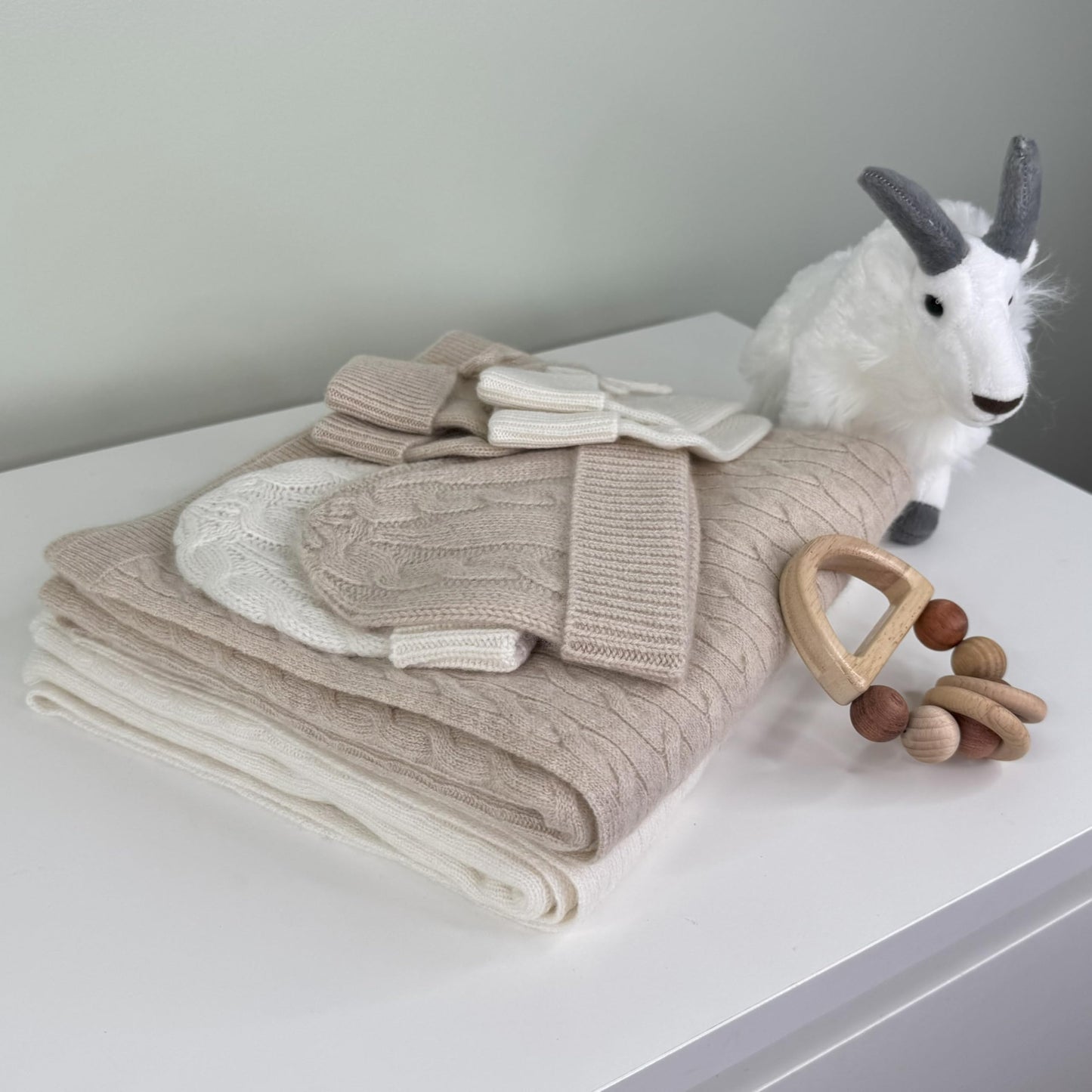 Jet&Bo BABY - Manta de bebé 100% cachemira, gorro y botines, juego de regalo de punto de cable en azúcar moreno, unisex, tamaño 0-6 meses, caja de regalo y tarjeta incluida