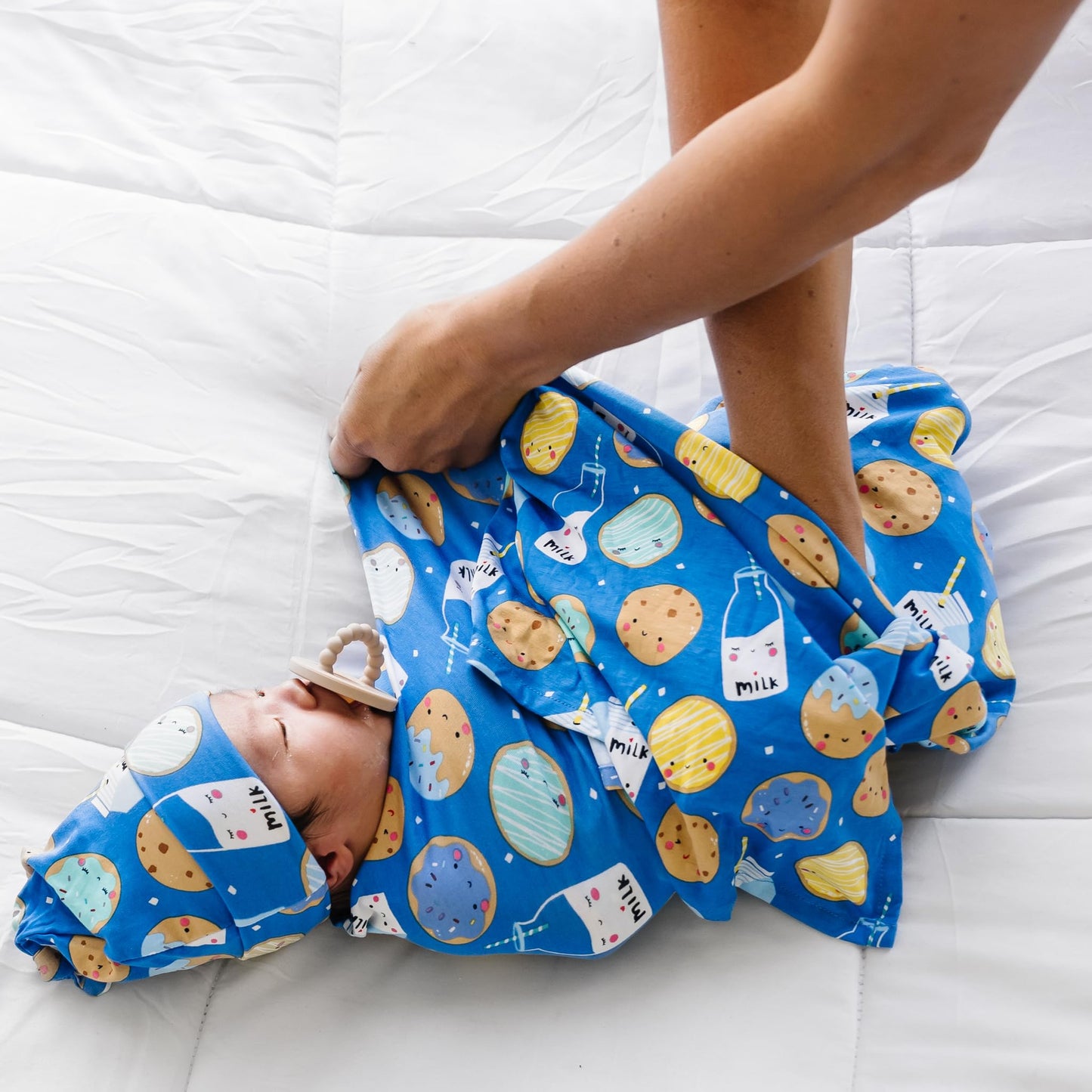 Little Sleepies - Juego de manta para envolver y sombrero, para bebés recién nacidos, viscosa suave de bambú (galletas azules y leche)