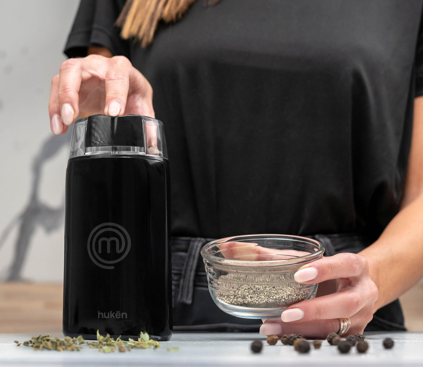Hukën x MasterChef | Molino Eléctrico de Café Premium | Molido Perfecto | Acero Inoxidable | Capacidad de 50 gr. | 150 W | Diseño Compacto y Eficiente