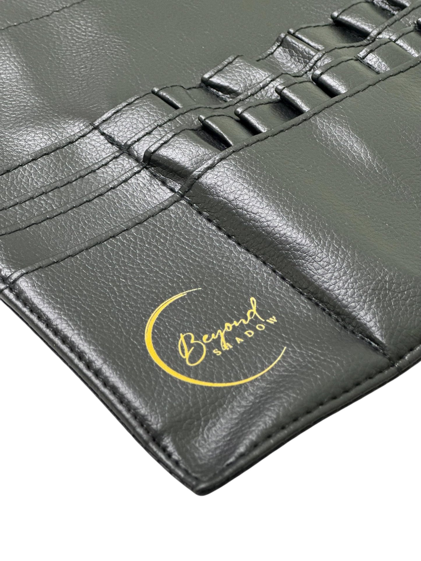 Beyond Shadow Brand - Bolsa para brochas de maquillaje de piel sintética negra | Capacidad para hasta 40 pinceles y lápices | Organizador profesional con correa ajustable para artistas de maquillaje