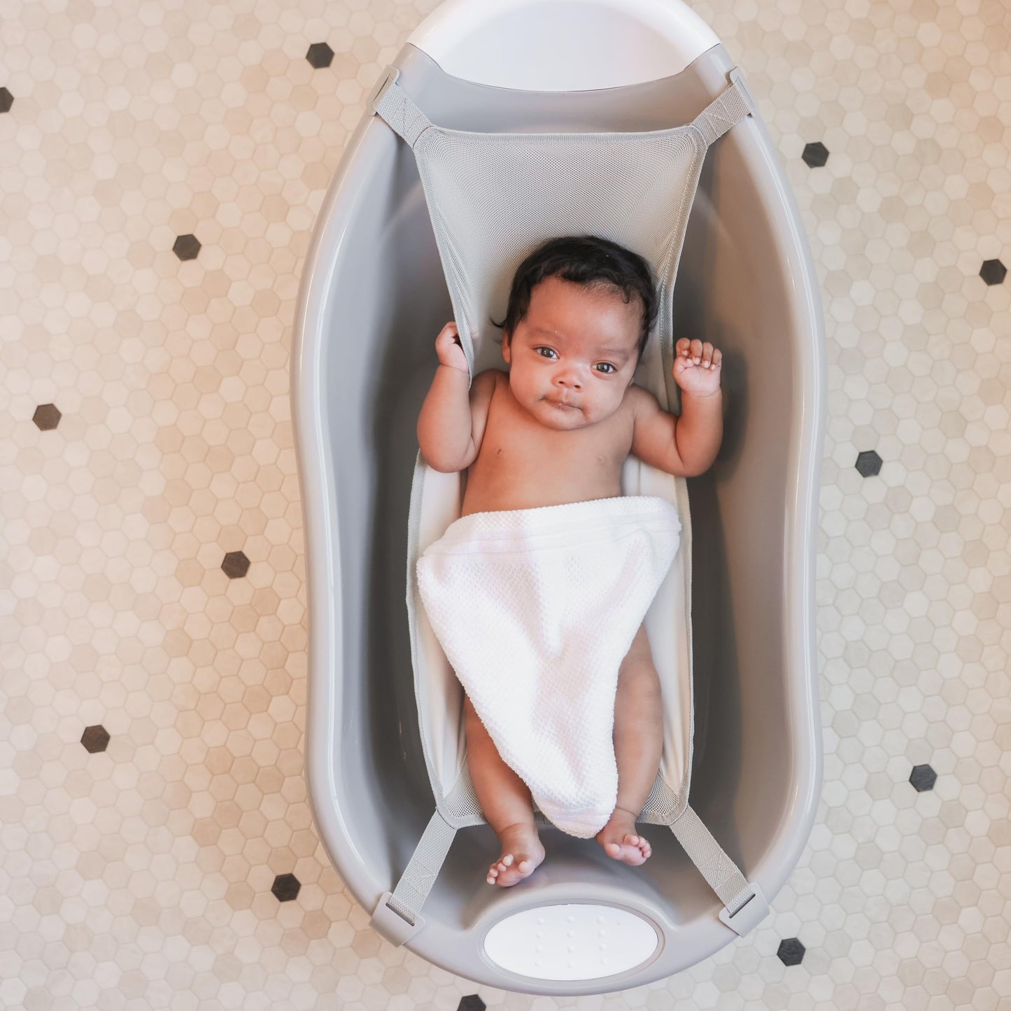 Regalo Baby Basics - tina para bebé, incluye correa de malla de aire, ajustable a medida que tu bebé crece, gancho de secado para una fácil limpieza