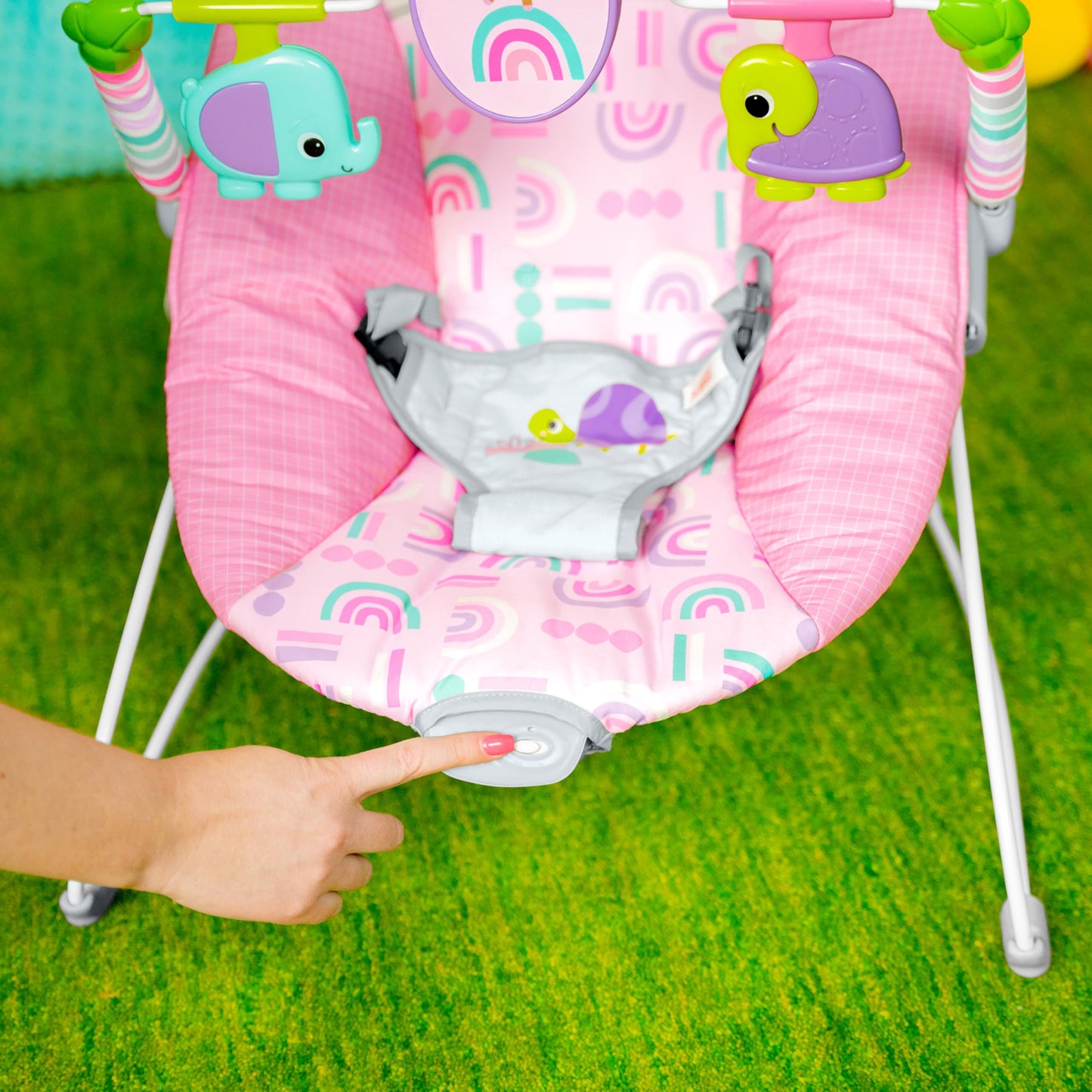 Bright Starts Pink Paradise - Gorila portátil para bebé con asiento vibratorio para bebé y barra de juguetes, peso máximo 20 libras, edad de 0 a 6 meses