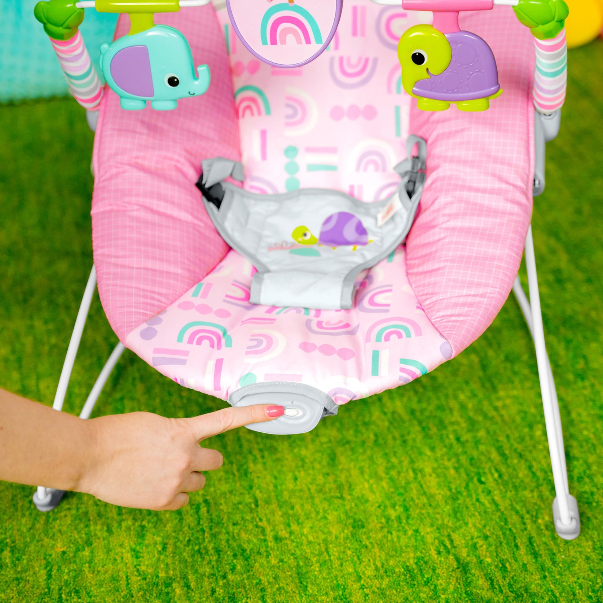 Bright Starts Pink Paradise - Gorila portátil para bebé con asiento vibratorio para bebé y barra de juguetes, peso máximo 20 libras, edad de 0 a 6 meses