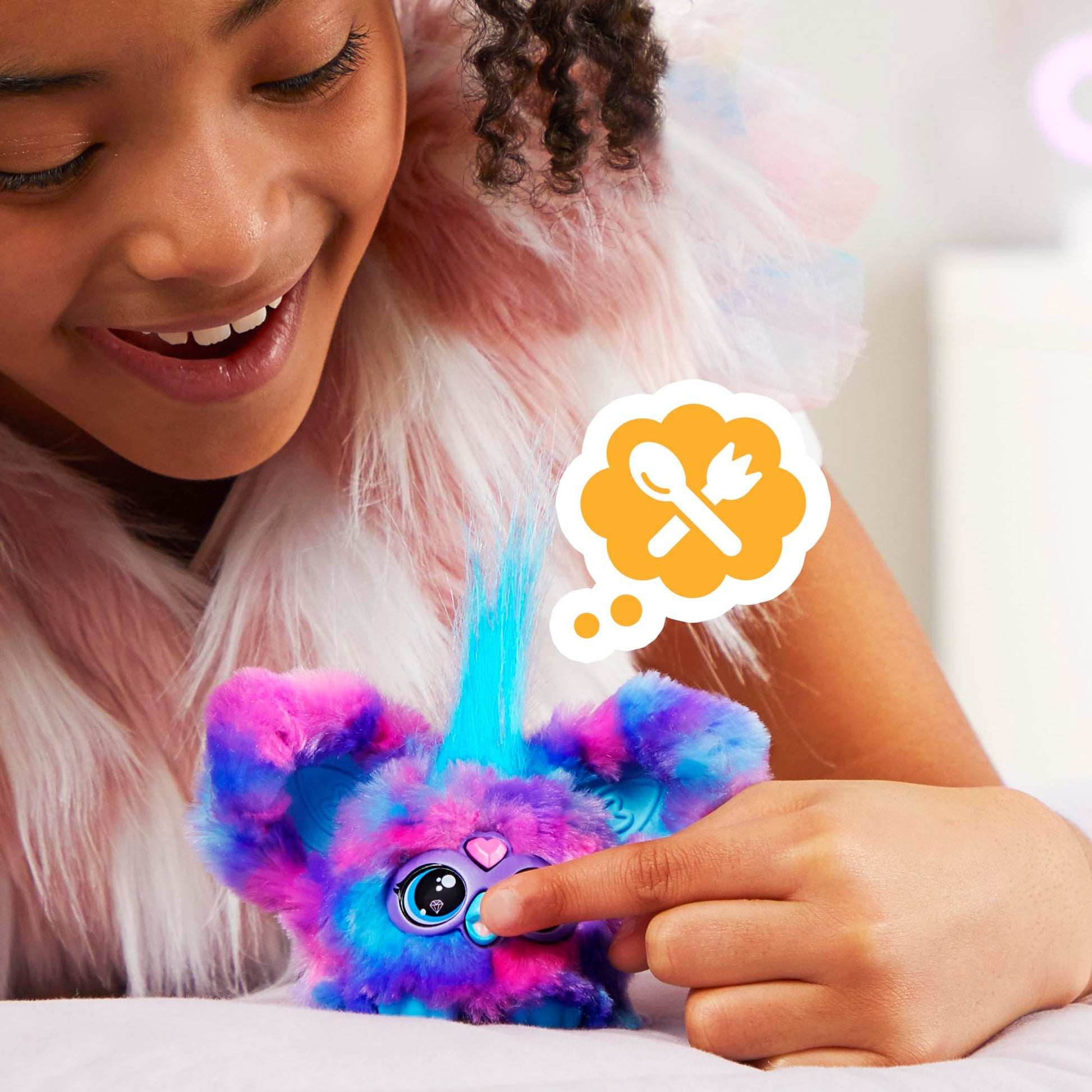 Furby Furblets Peluche Miniamigo Luv-Lee con más de 45 Sonidos, música K-Pop y Frases en Furbish Colores Morado y Azul, Incluye Llavero para Colgar, + 6 años