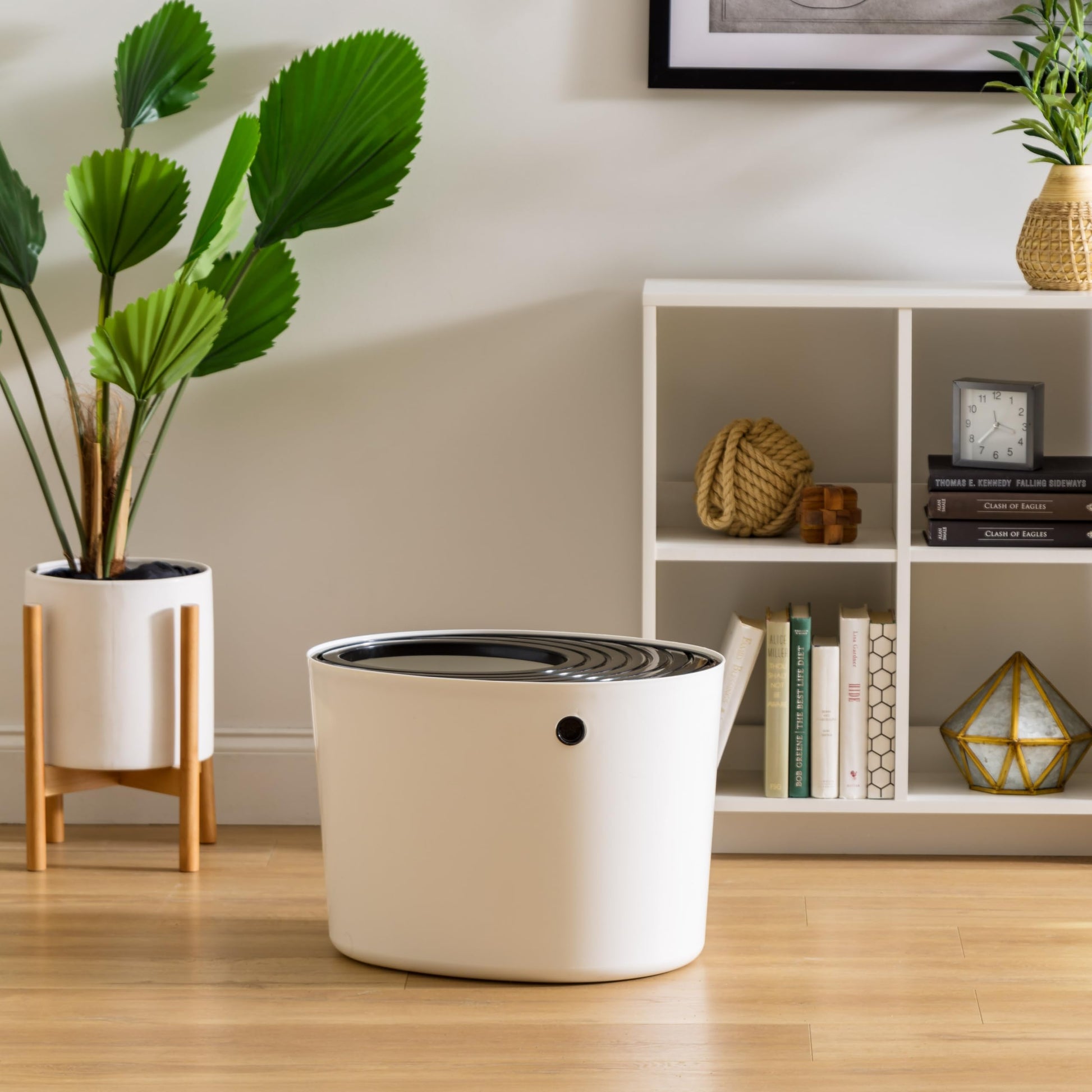 IRIS USA Bandeja de Arena para Gatos de Entrada Superior Redonda y Elegante con Pala, diseño Curvo con Cubierta y surcos para atrapar partículas de Arena y Paredes para privacidad, Blanco/Negro