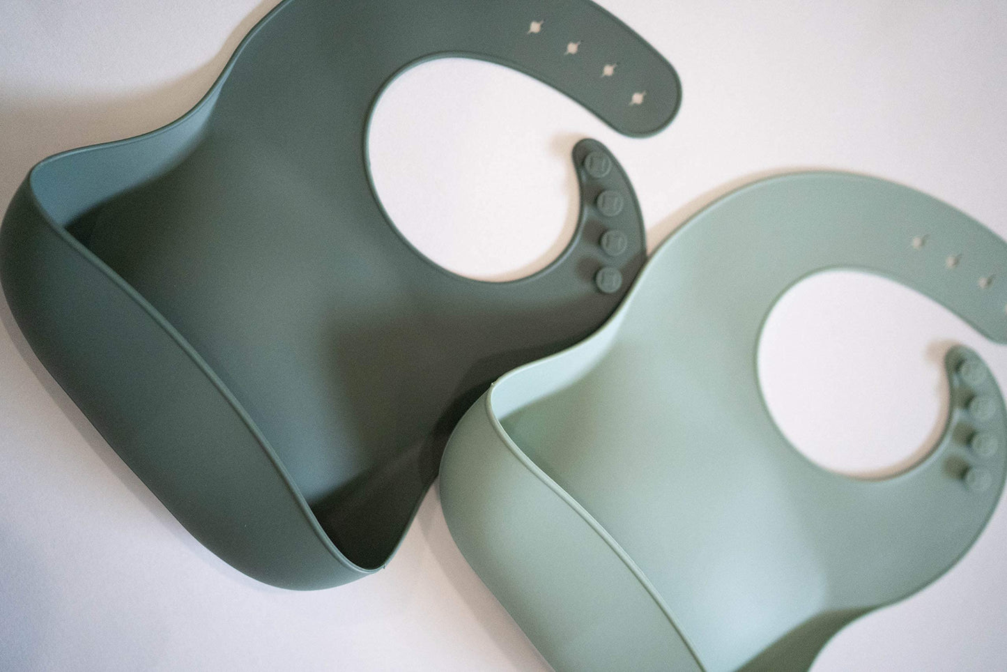 AVA + OLIVER - Juego de baberos de silicona impermeable con cuello ajustable, baberos de silicona duraderos para bebés y niños pequeños - Babero profundo con bolsillo para recoger alimentos sin